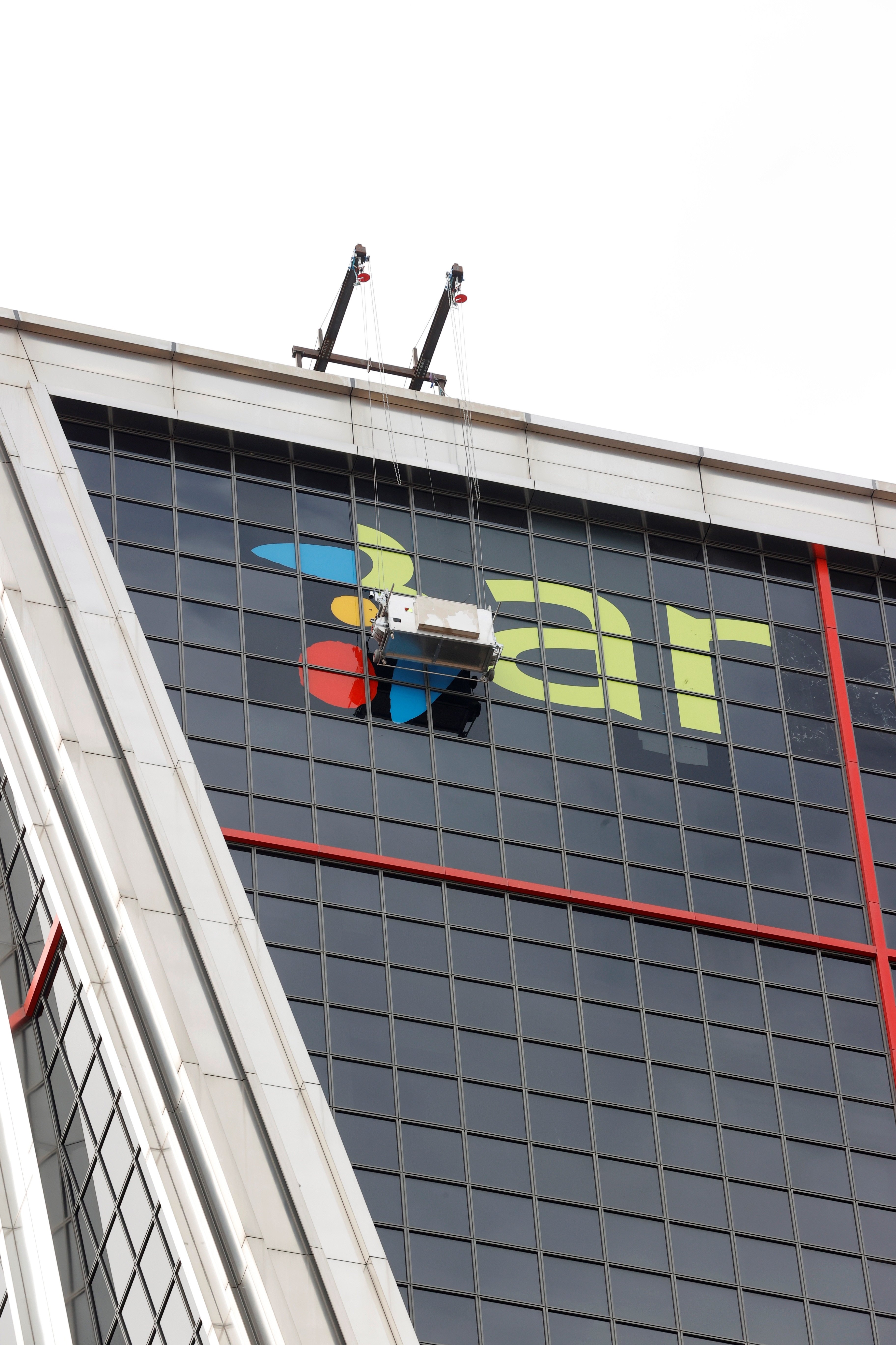 L'estel blau de CaixaBank ja llueix a les Torres Kio de Madrid