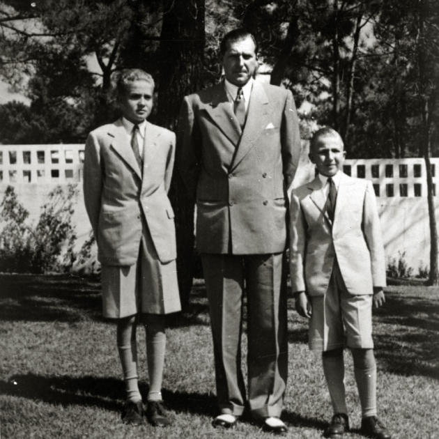 Mor d'un tret el germà petit de Joan Carles I. Joan Carles de Borbó, Joan de Borbó, i Alfons de Borbó (1950). Font Kutxa Fototeca. Foto Paco Marí