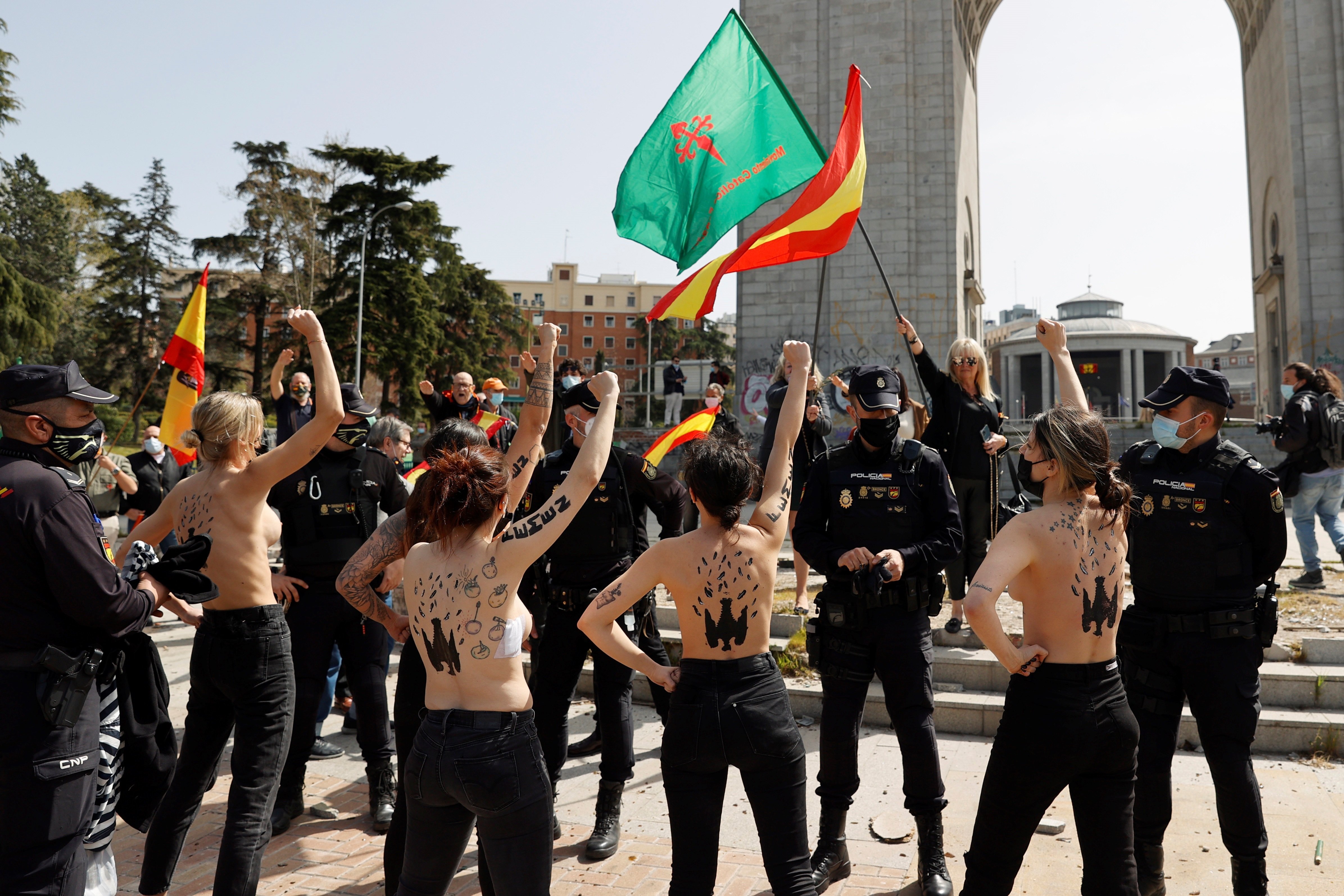 Activistas de Femen irrumpen en un acto franquista en Madrid