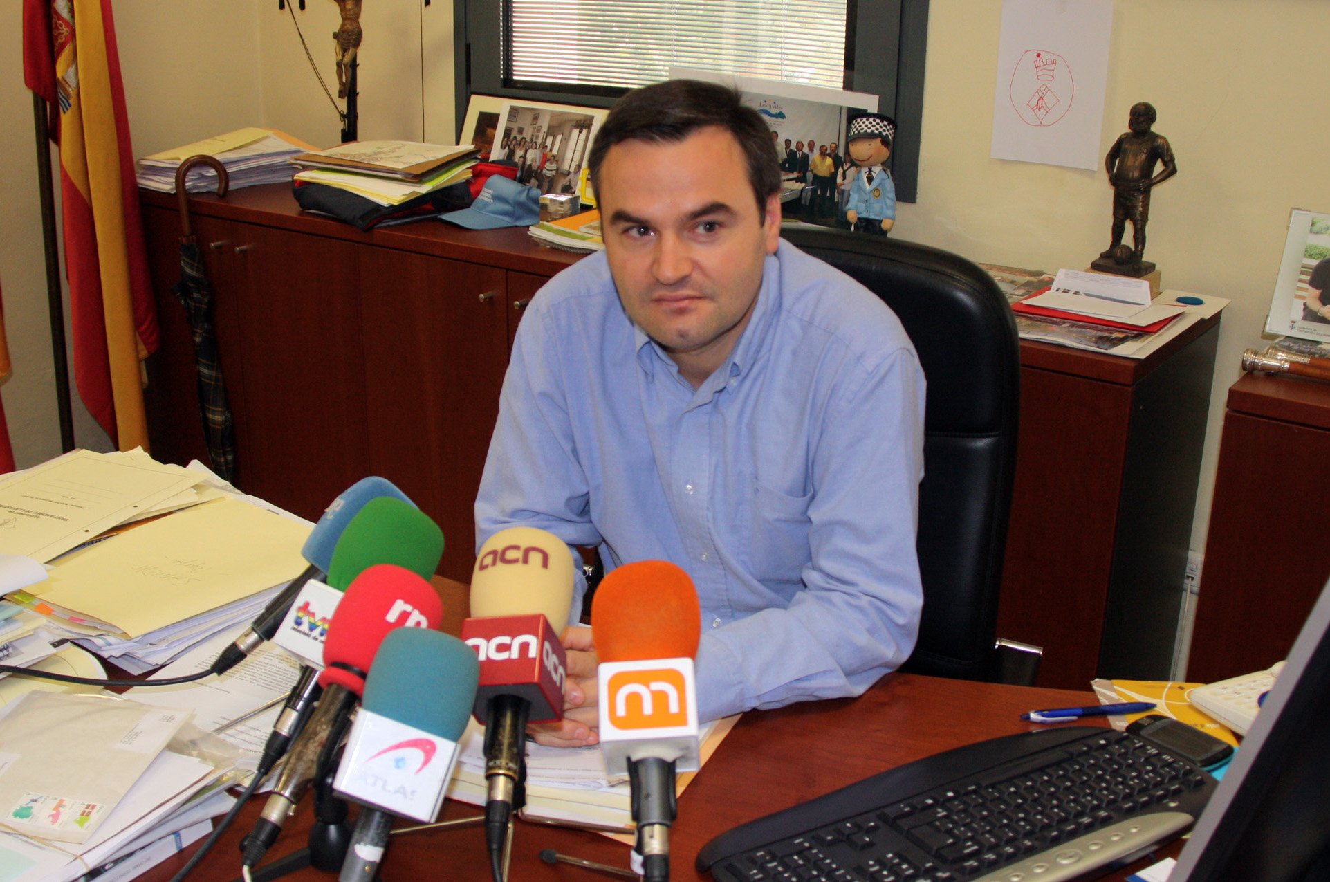 Sorprenden al exalcalde Llavaneres armado, en el parking de una persona a quien asedió