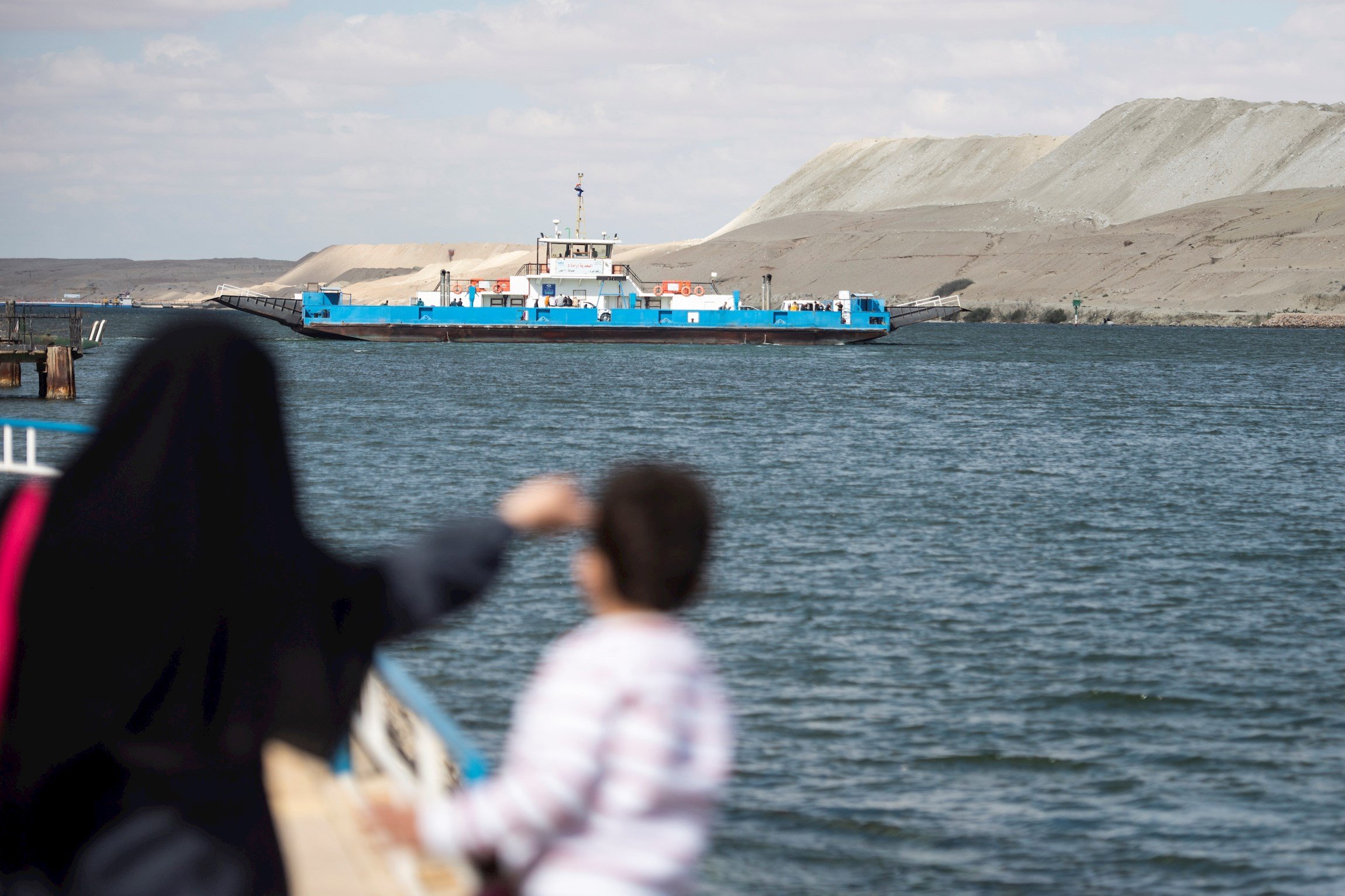 El canal de Suez reabre después de conseguir desencallar el barco Ever Given