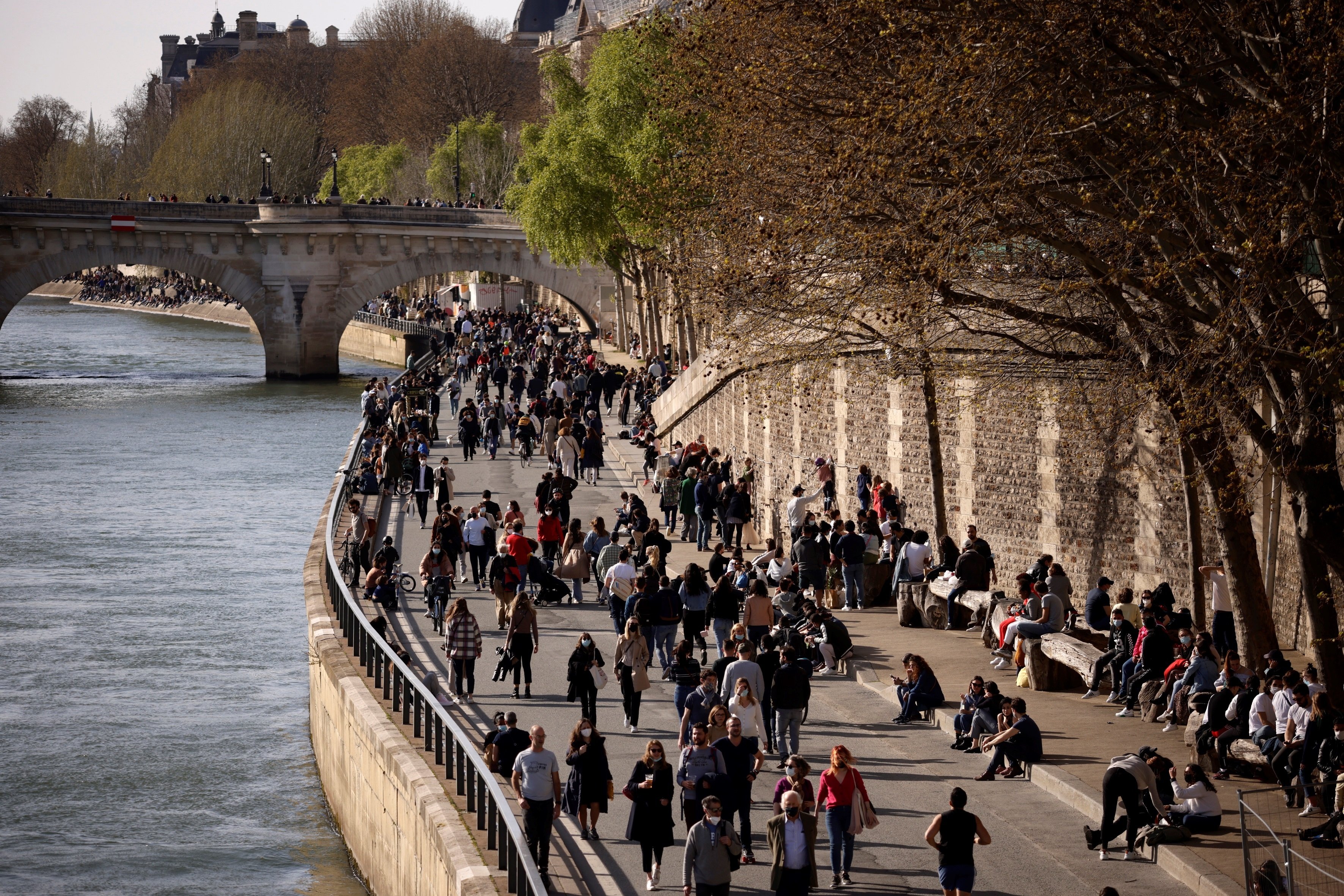 persones pasean Sena París / EFE