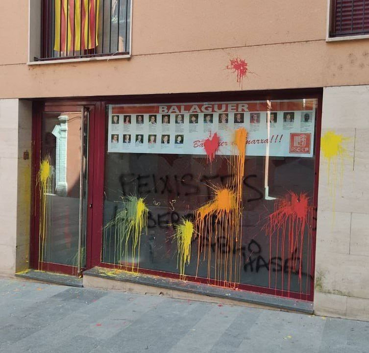 Ataquen la seu del PSC a Balaguer per reclamar la llibertat de Hasél