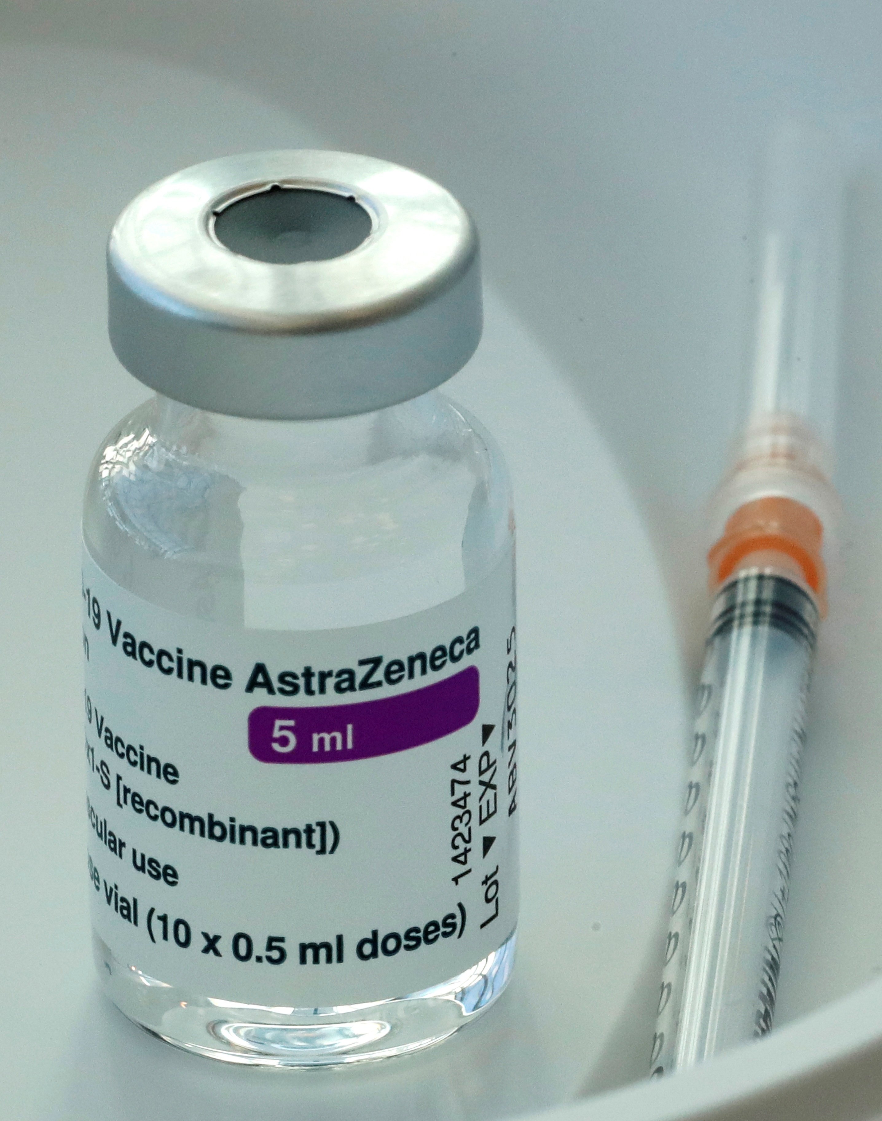 Sanitat suprimeix el límit dels 65 anys d'edat per vacunar amb AstraZeneca
