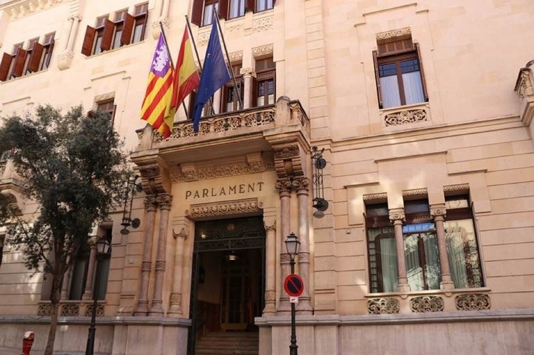 El Parlamento balear insta a Sánchez a conseguir la oficialidad del catalán en Europa
