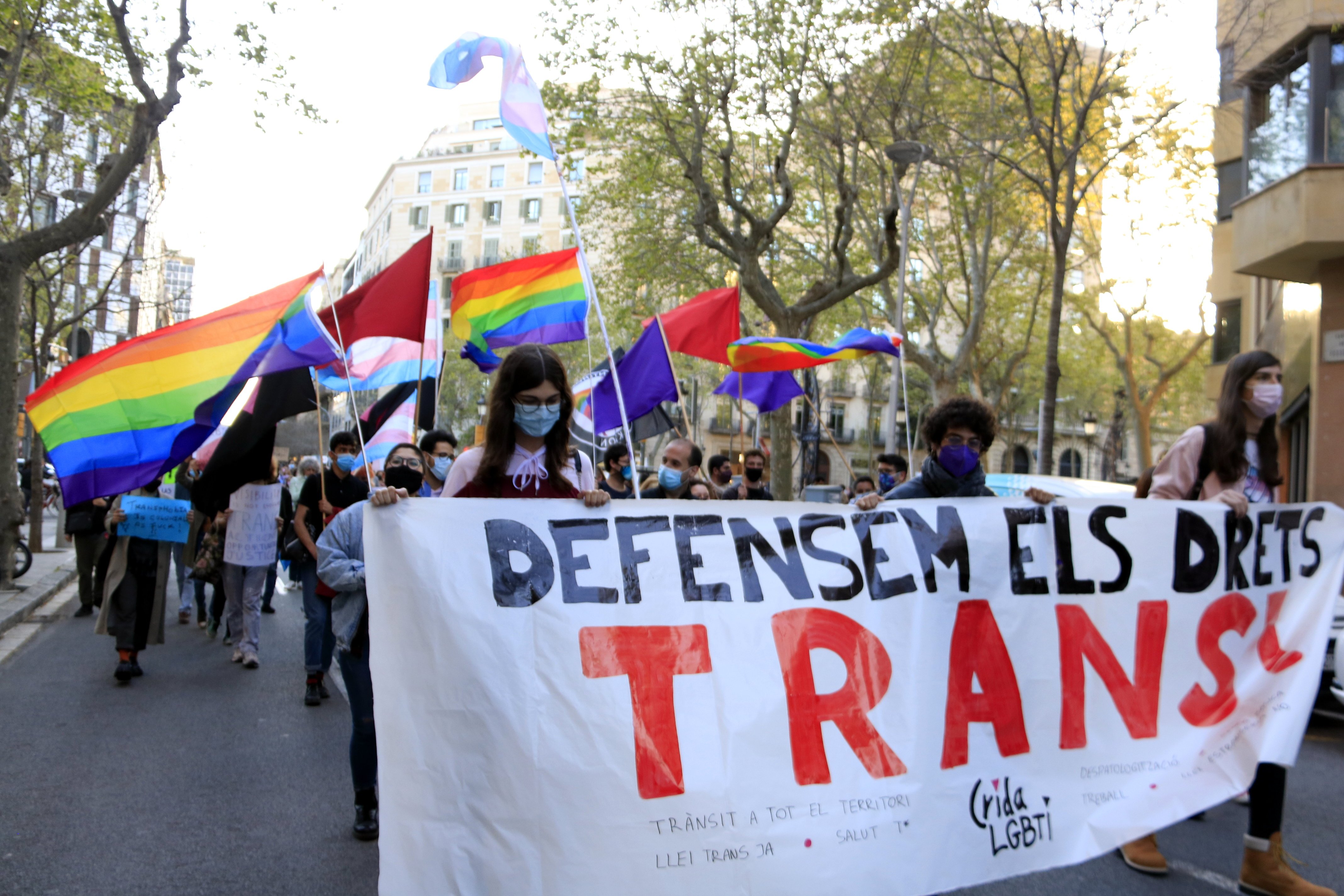 Unas 300 personas se manifiestan en Barcelona por los derechos trans