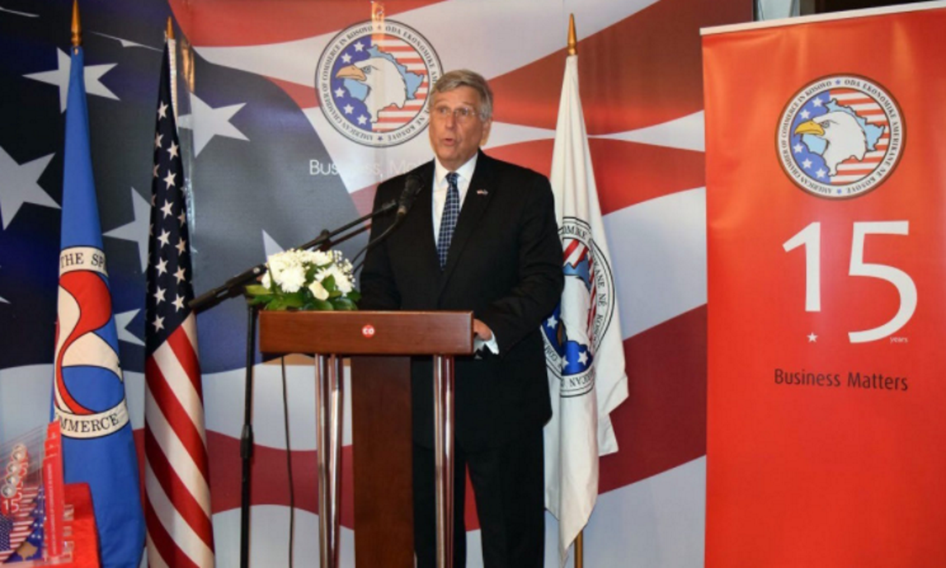 El embajador americano deja en ridículo a España: aplaude la oficialidad