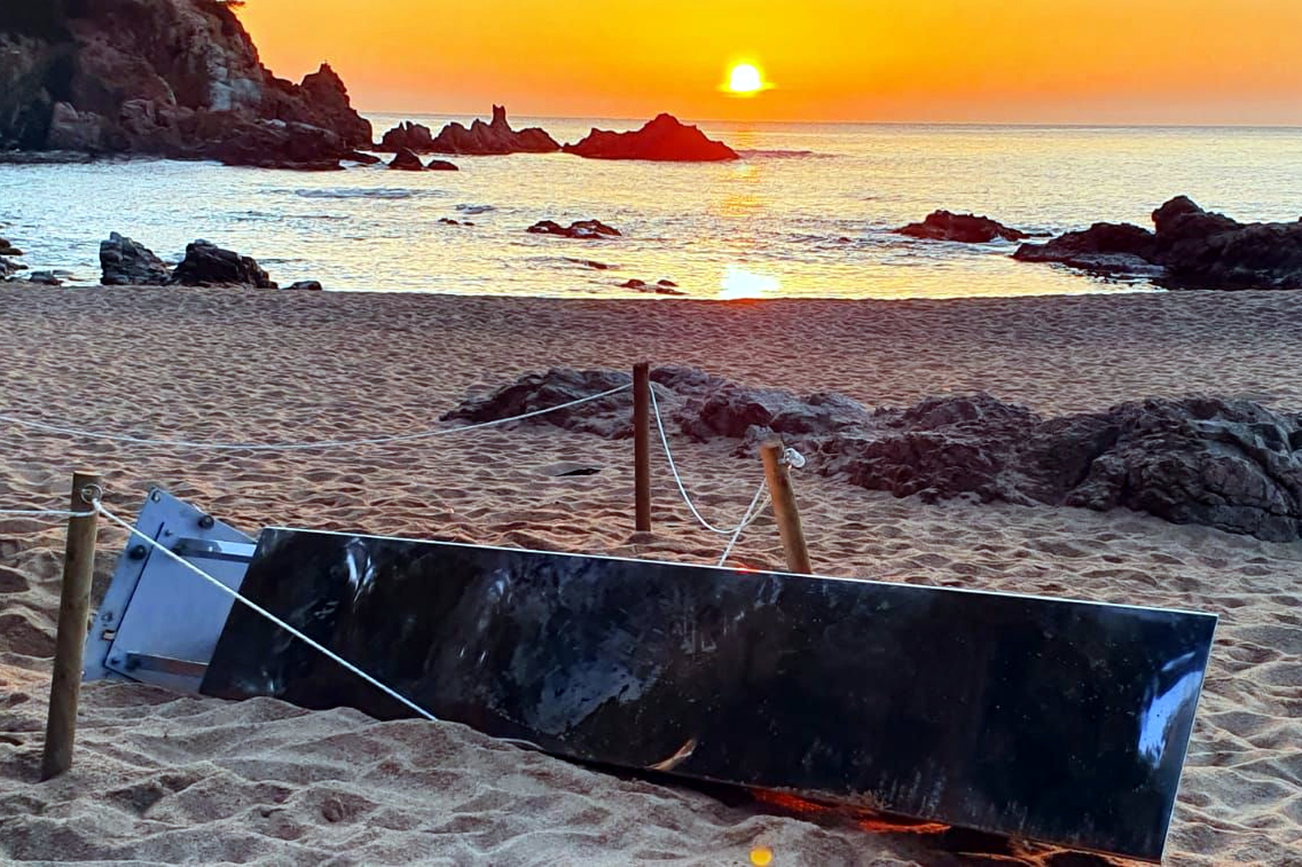 Un grup de joves tomba el misteriós monòlit de la platja de Sa Conca de S'Agaró