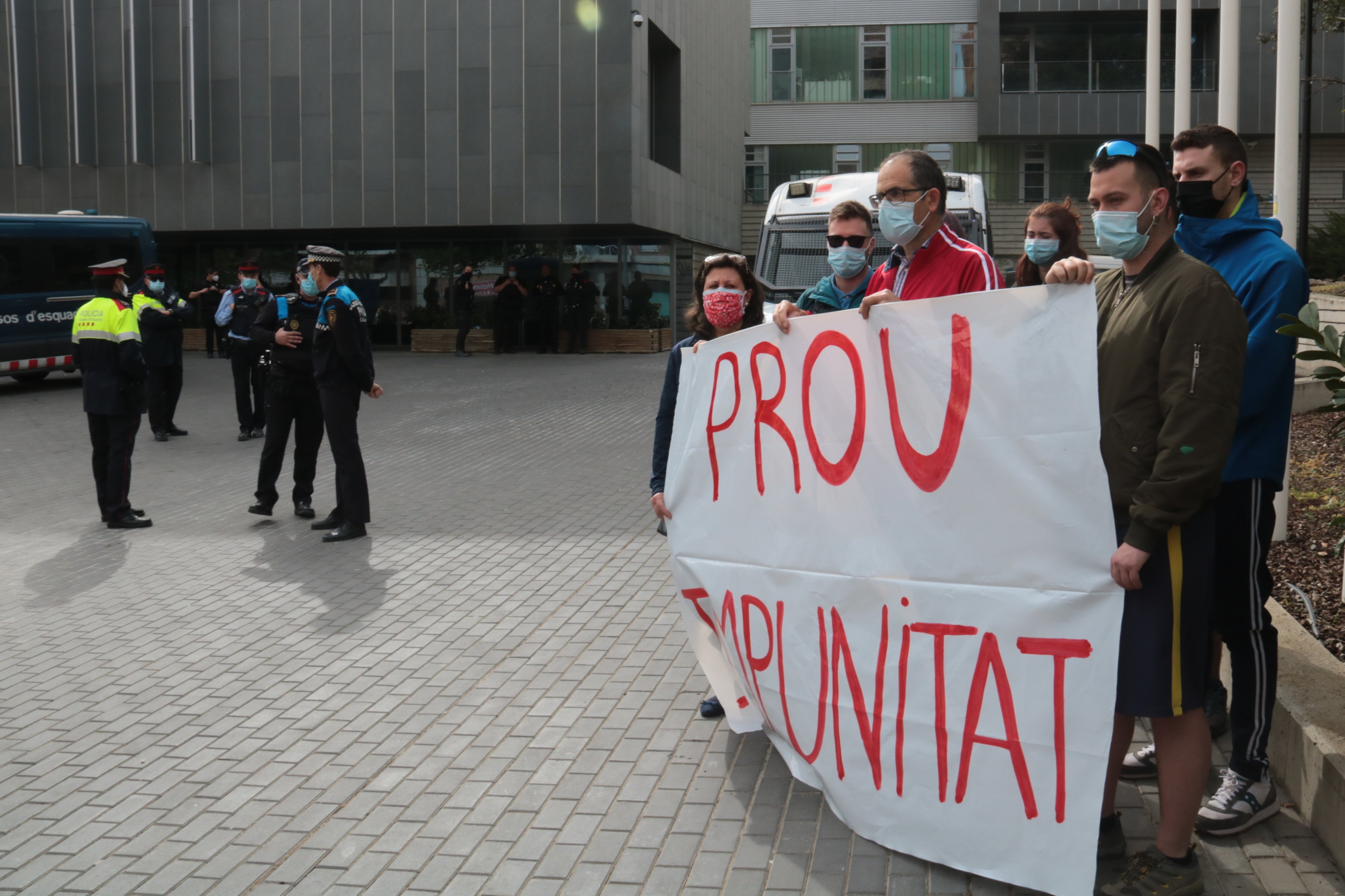 Denuncian a un agente de Lleida por la agresión de un manifestante pro Hasél