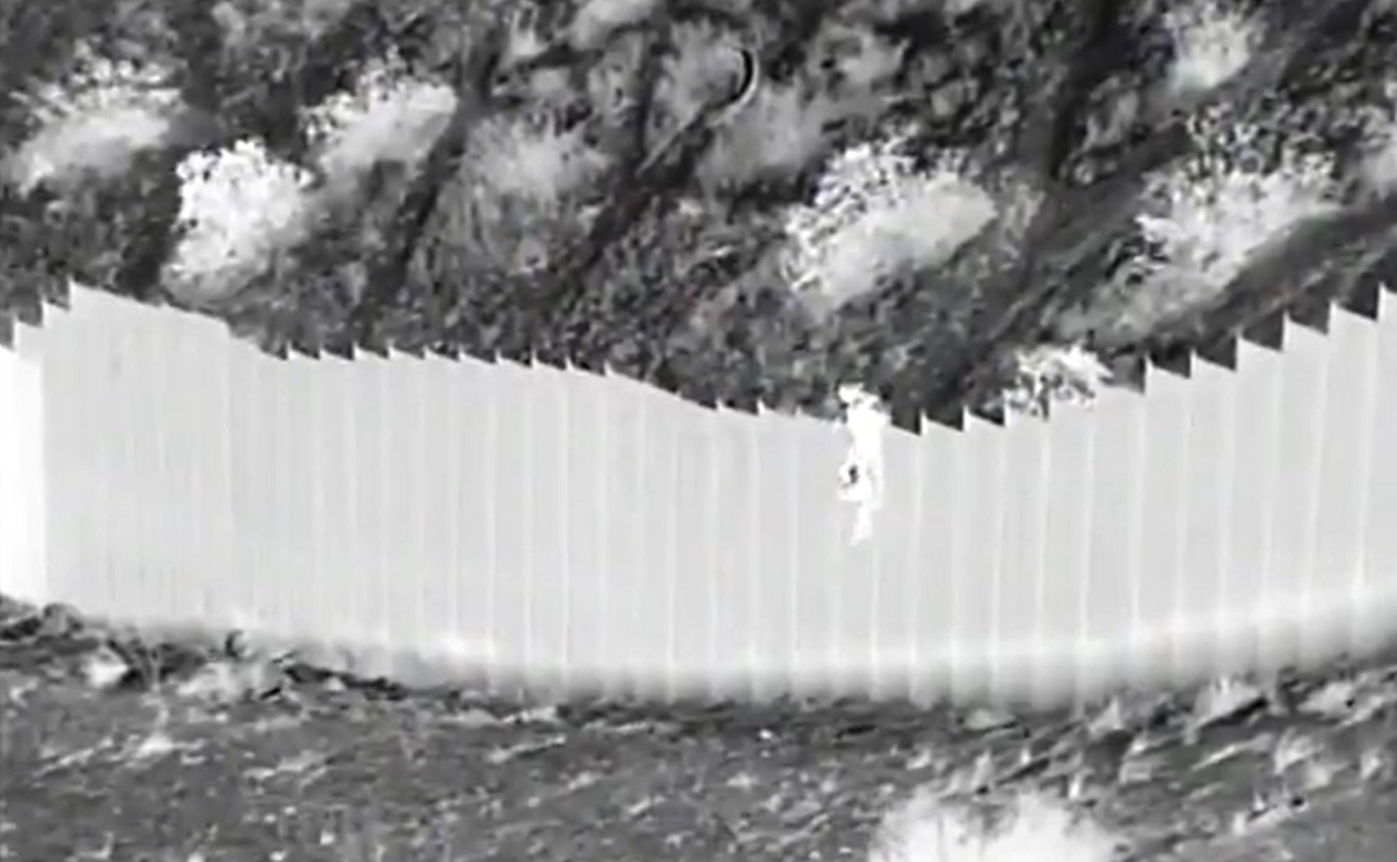 Vídeo | Així llancen dues menors des del mur de Mèxic perquè entrin als EUA