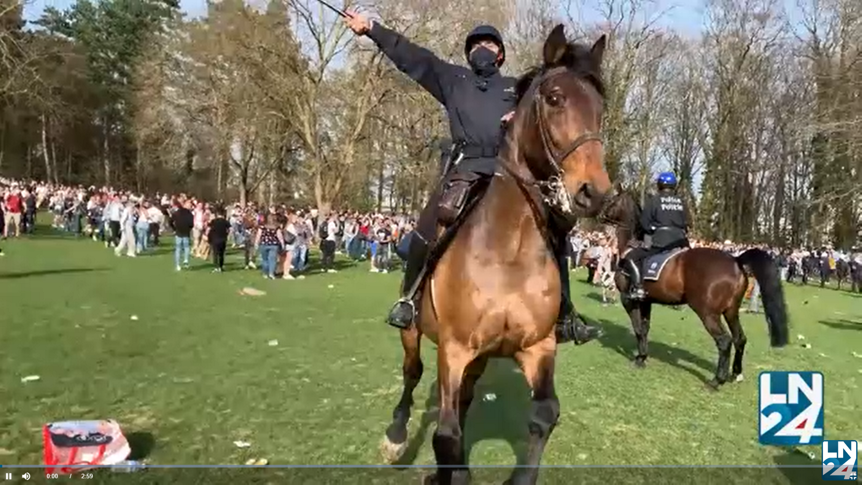 Càrregues a cavall a Brussel·les per una macrofesta en plena Covid