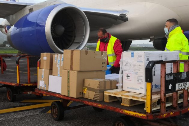 EuropaPress / operarios descargan cajas segunda remitida vacunas contra covid 19 aeropuerto