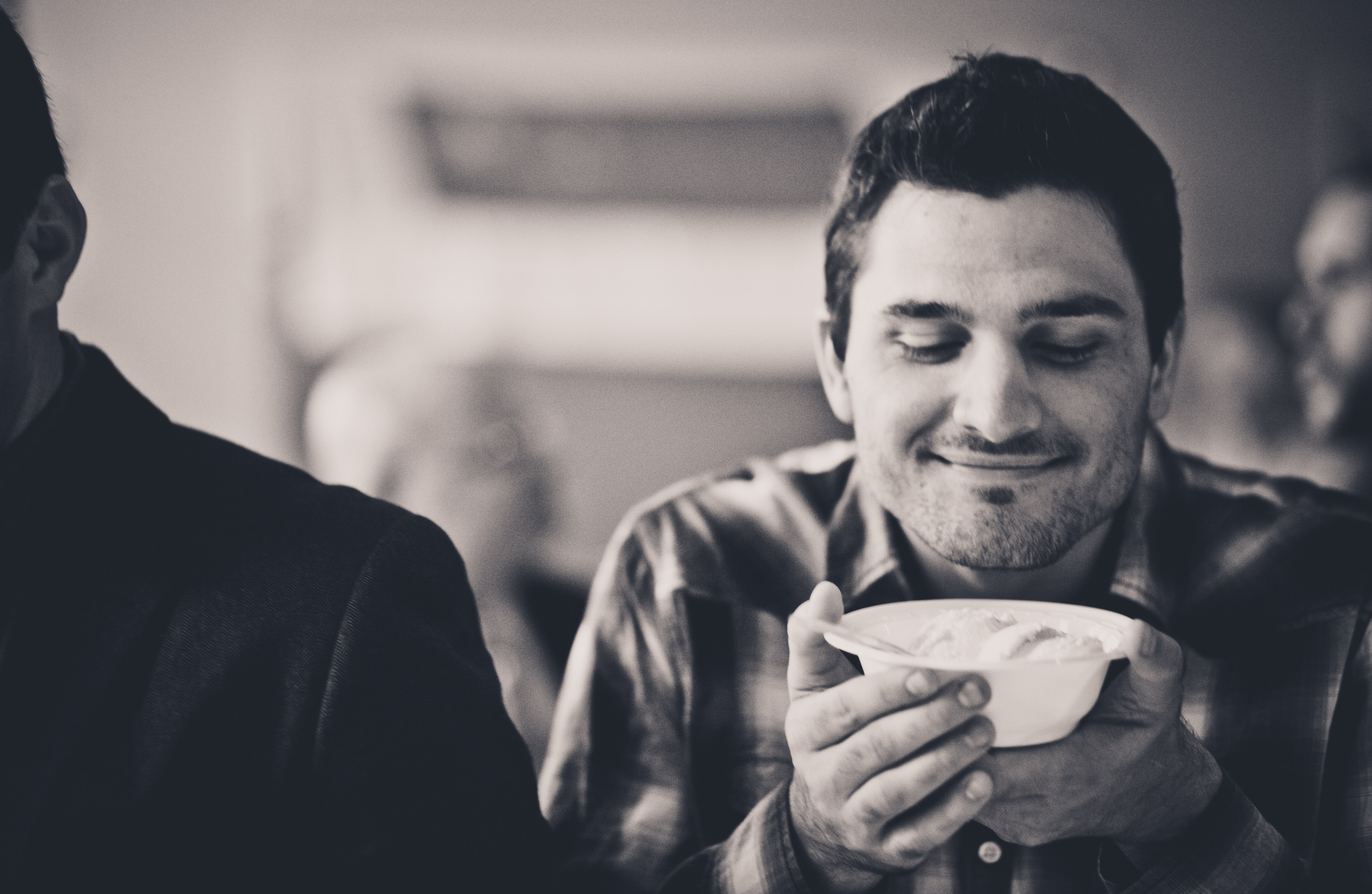 Hombre comiendo helado