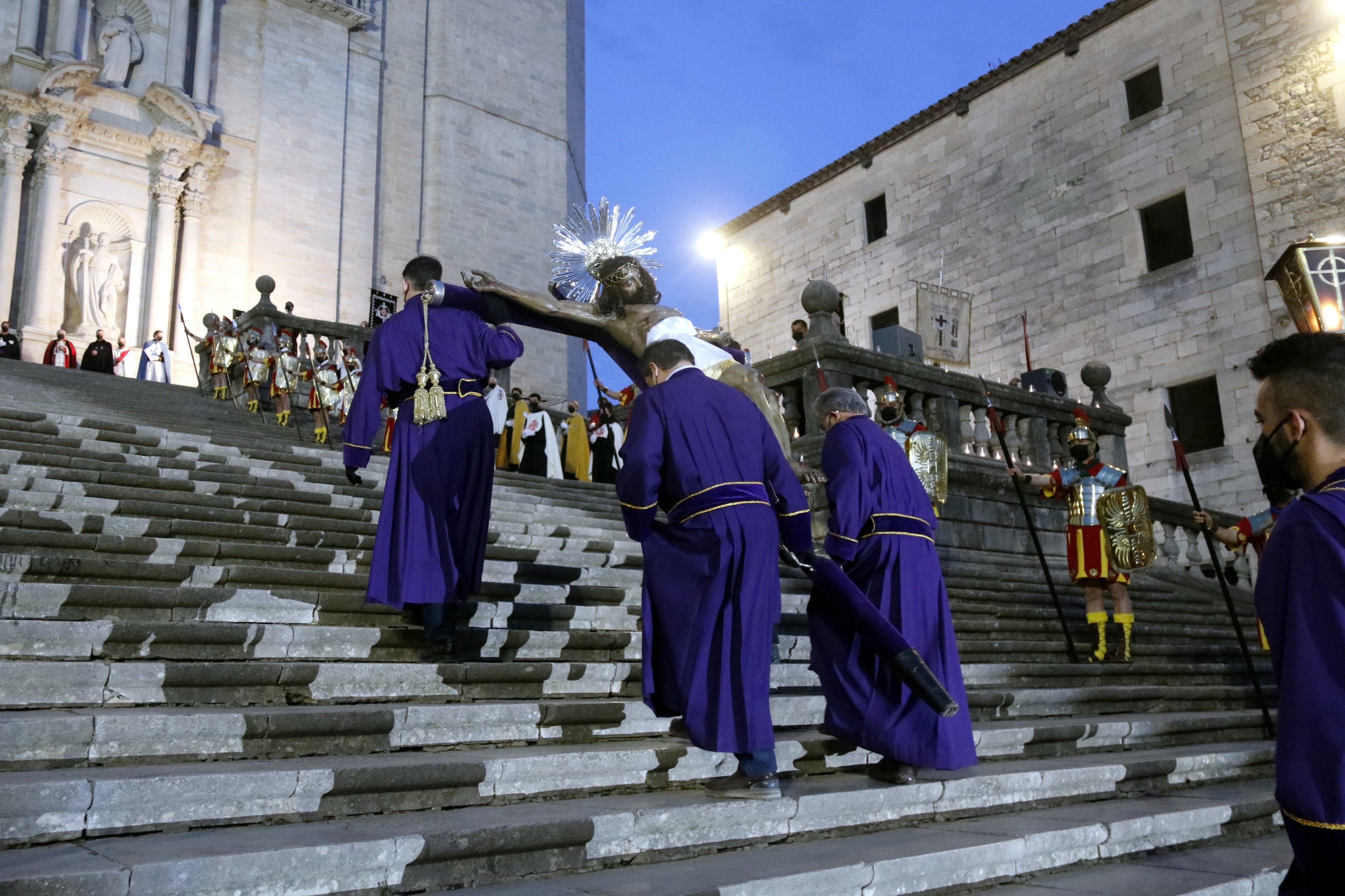 veneración de la cruz escalera de la catedral de girona  viernes santo / ACN