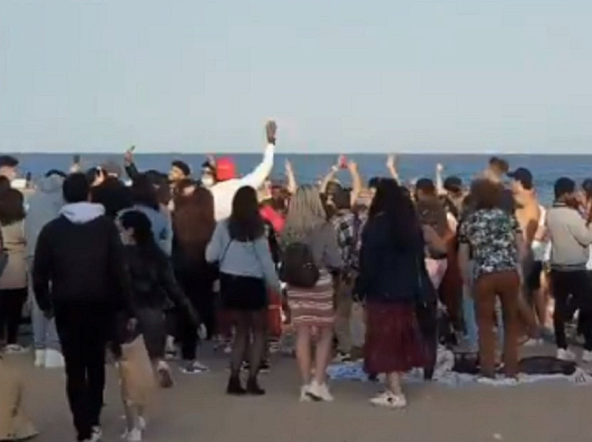 Fiesta multitudinaria en la Barceloneta: ni mascarillas, ni distancia