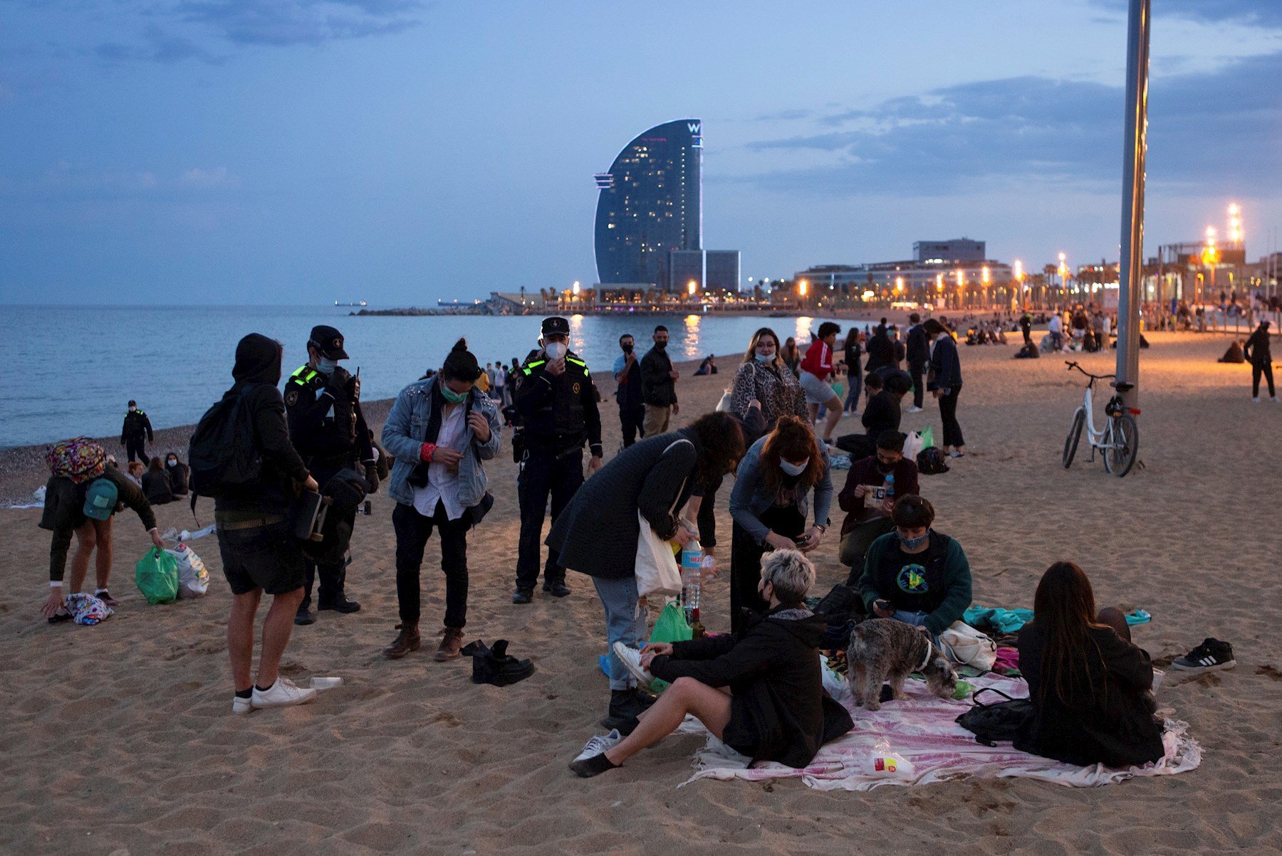 Covid | Remullar platges i places, la recepta de Barcelona contra els botellons