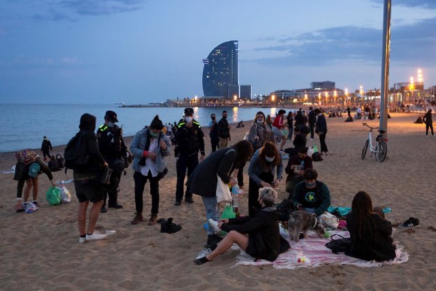 playas barceloneta coronavirus distancia seguridad policia / efe