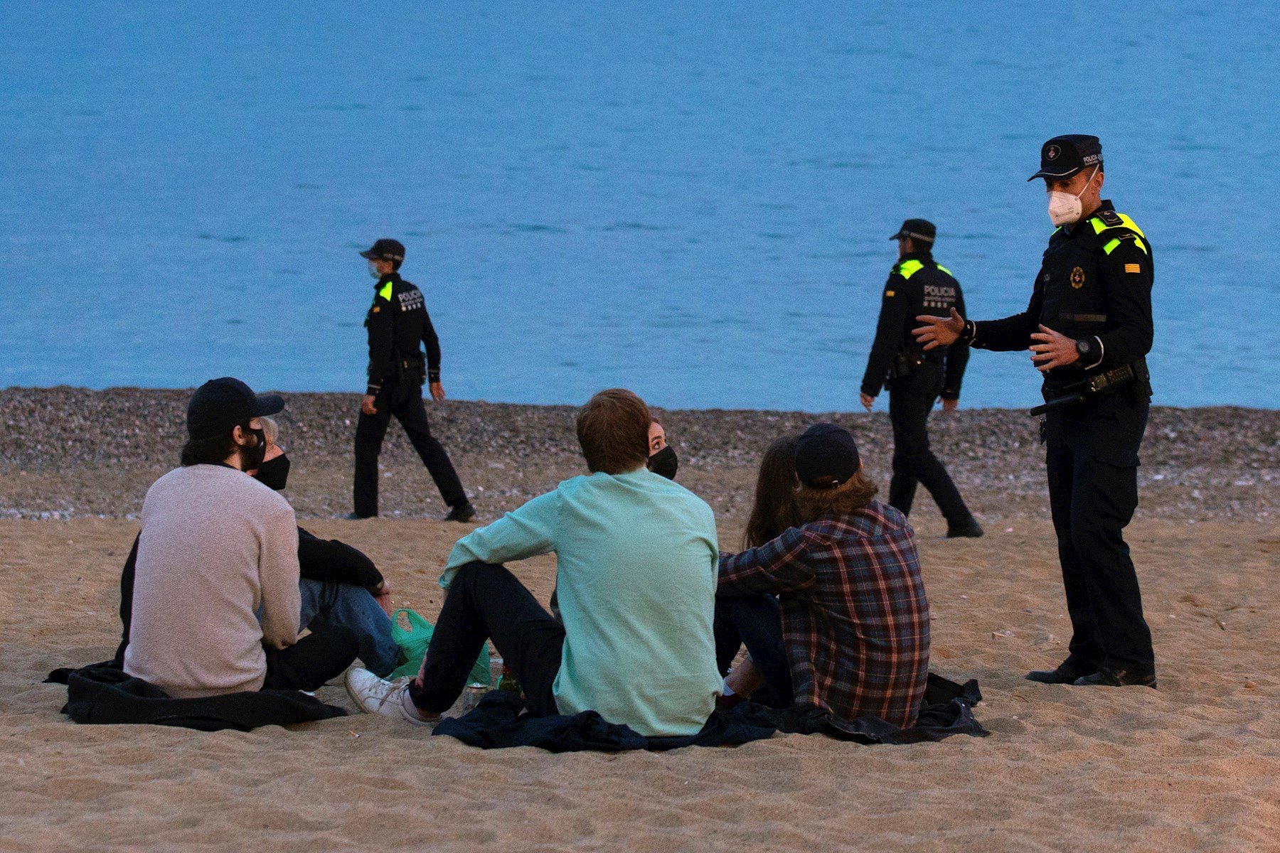 playas barceloneta coronavirus distancia seguridad policia / efe
