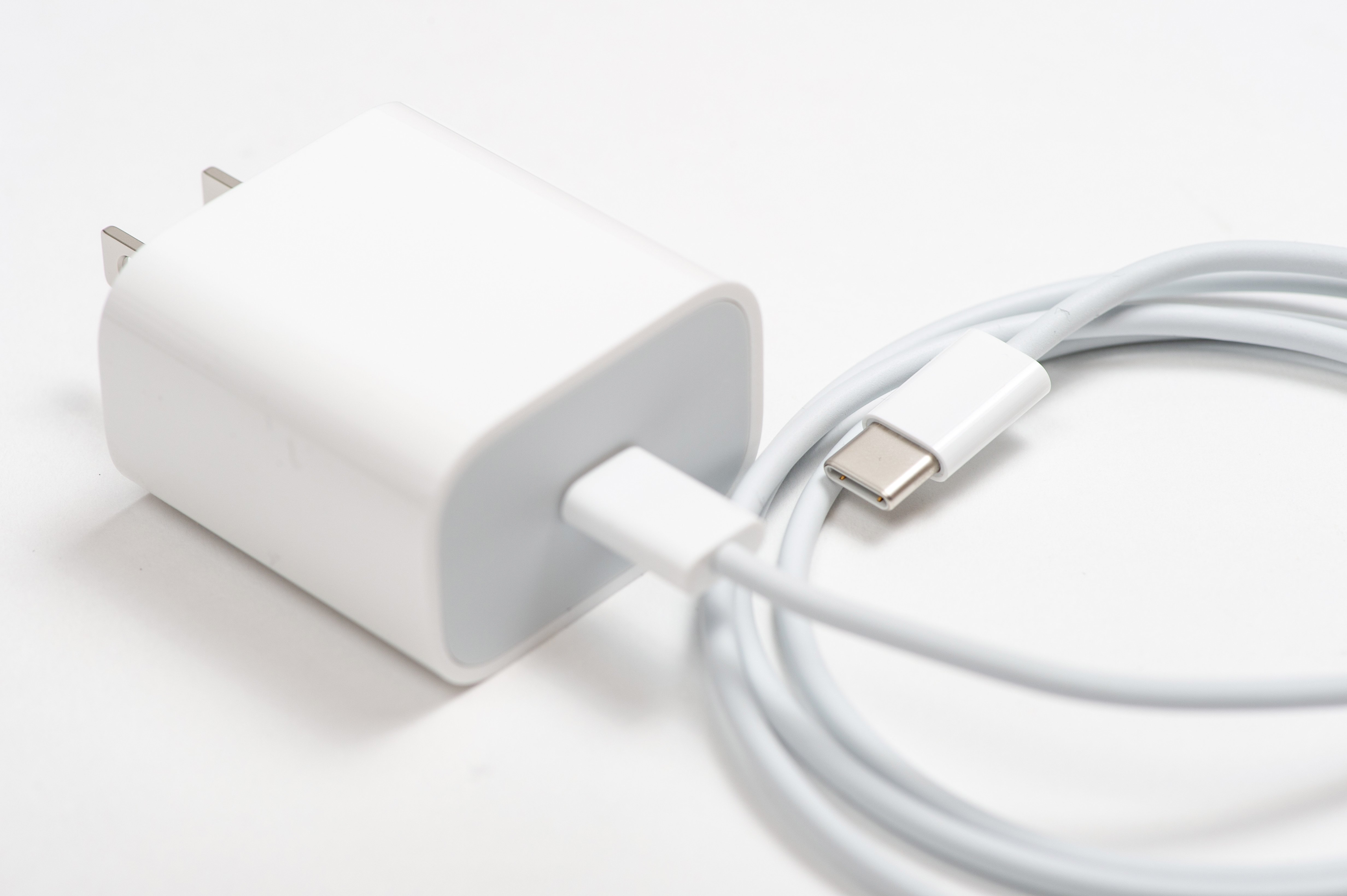 Hay una solución para quitar el color amarillento de los cargadores de teléfono móvil