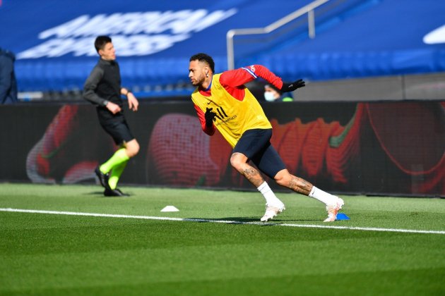 NEYMAR CALENTANDO PSG