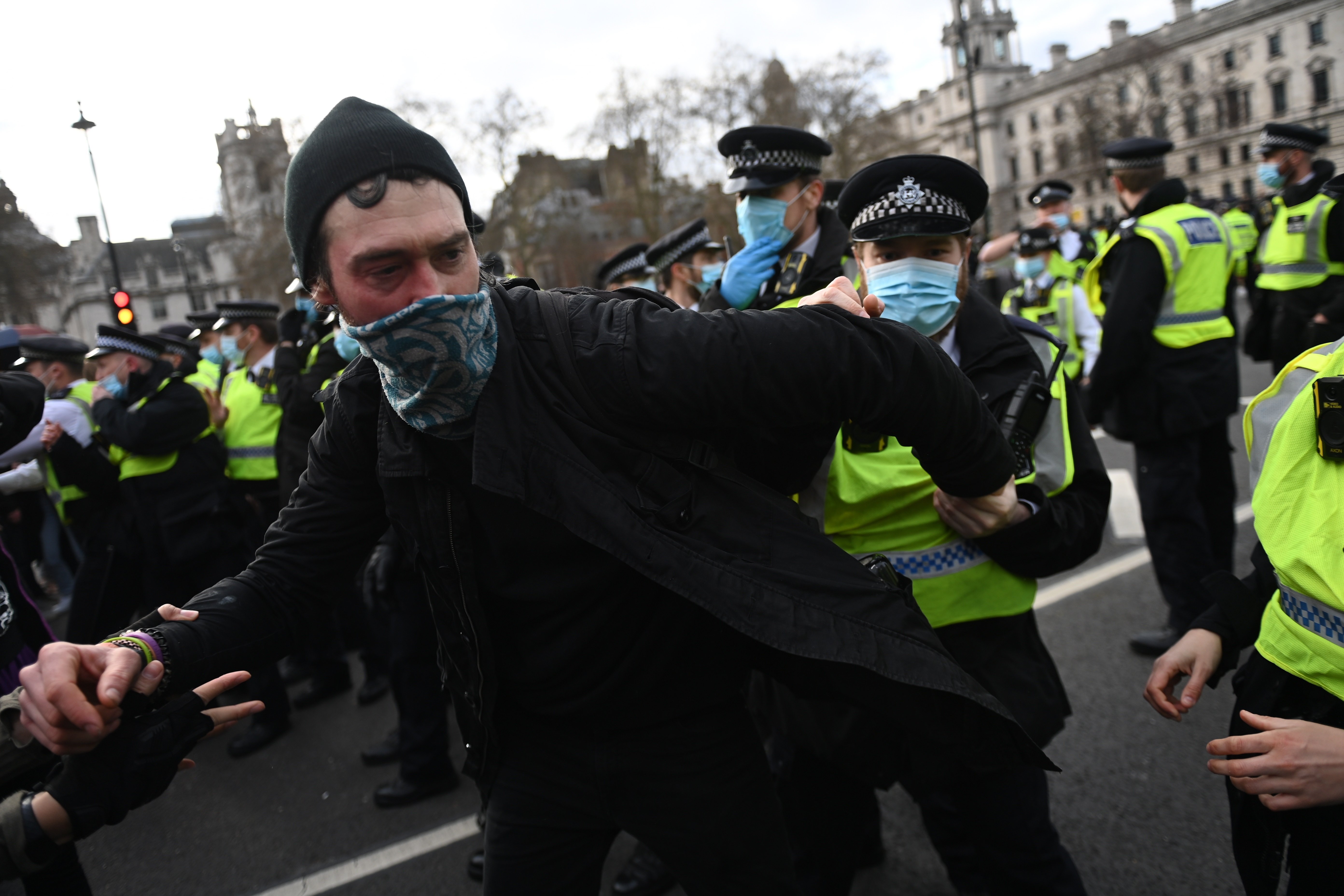 Más 100 detenidos en Londres en una tensa protesta contra la ley de seguridad