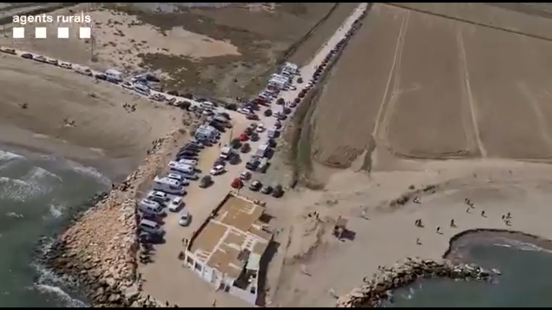 Vídeo | Colapso en el Delta de l'Ebre por las largas colas de caravanas