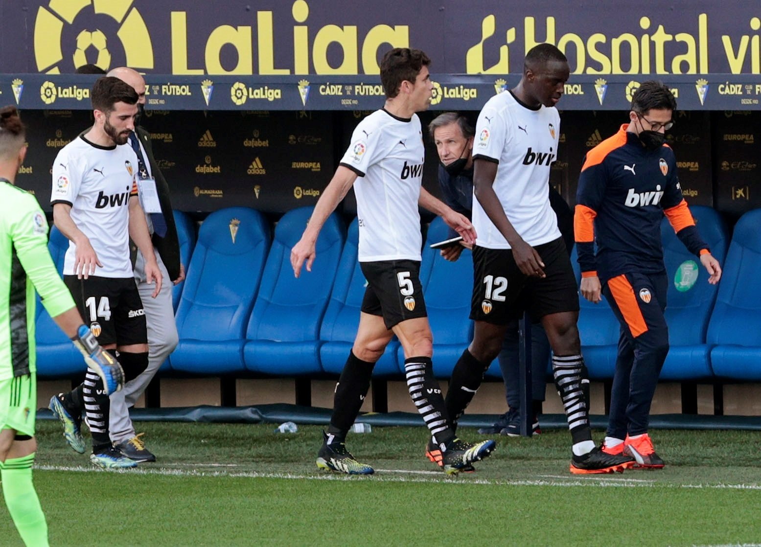 Incidente racista en el Cádiz-Valencia: Diakhaby acaba abandonando el partido