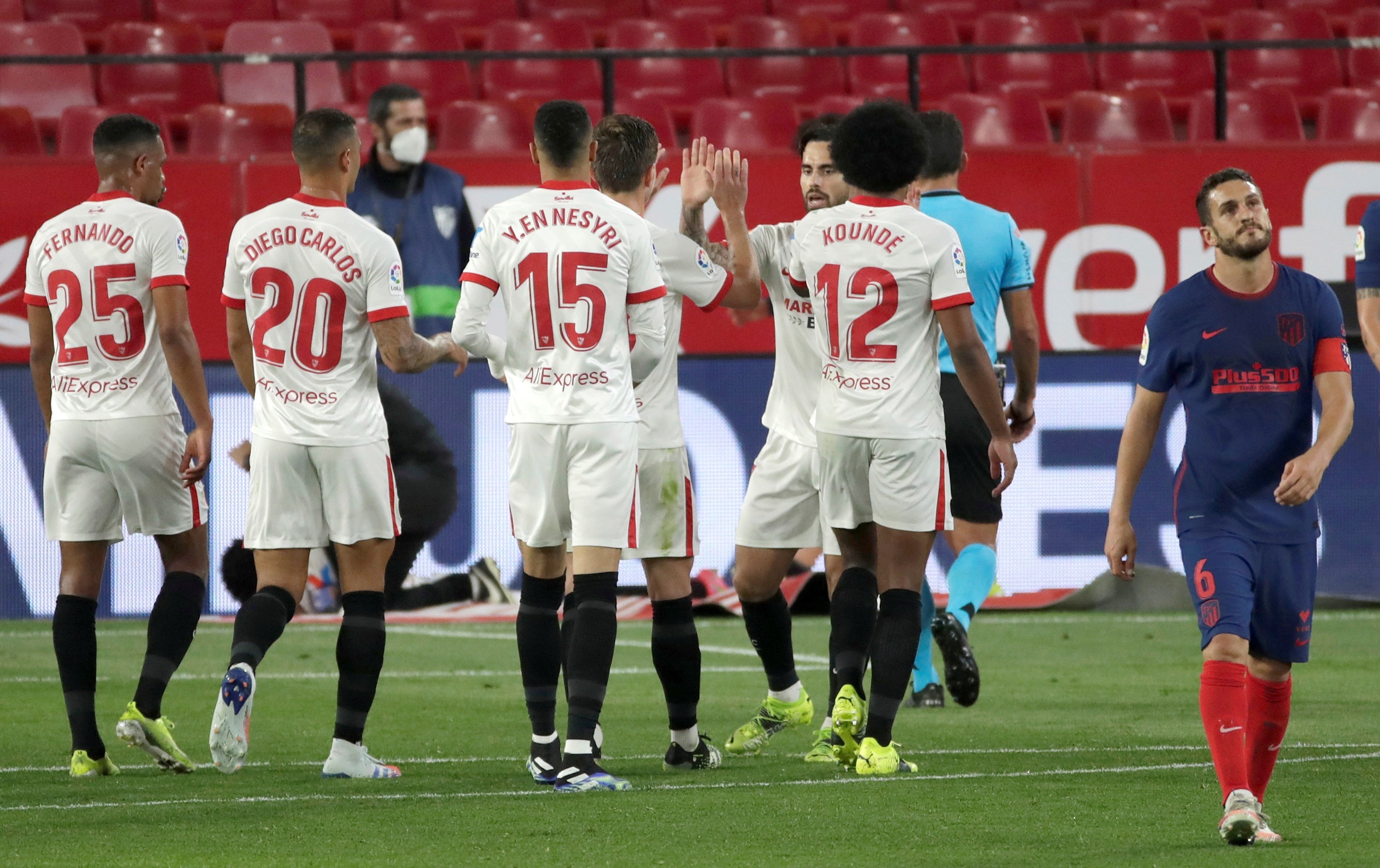El Atlético cae en Sevilla y el Barça depende de sí mismo en la Liga (1-0)