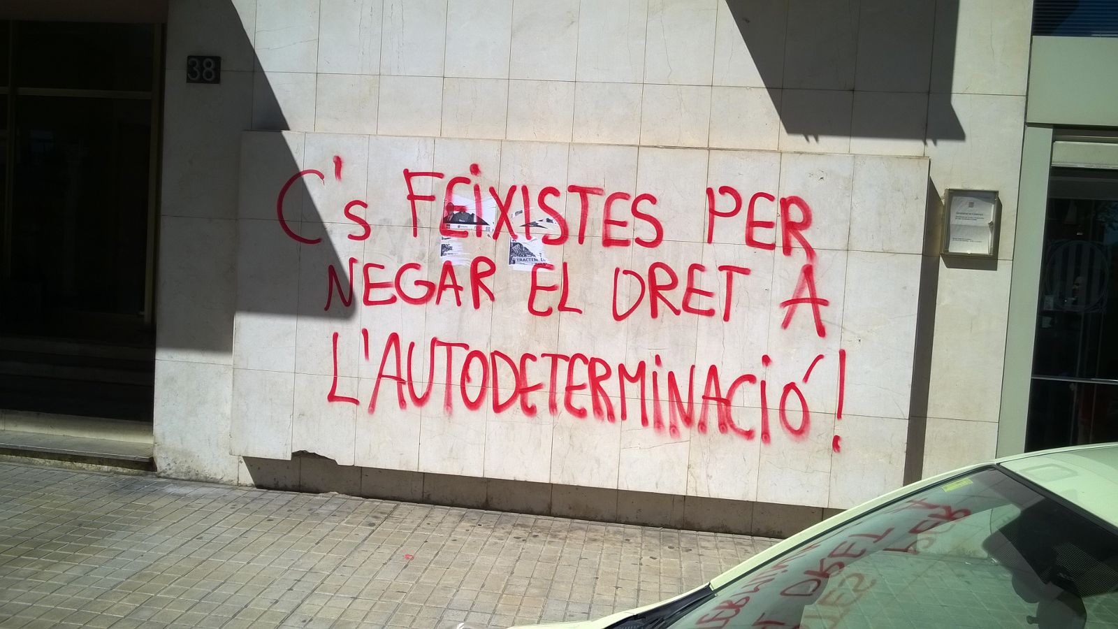 Atacan la sede de Ciudadanos en Lleida con una pintada y el lanzamiento de huevos llenos de pintura