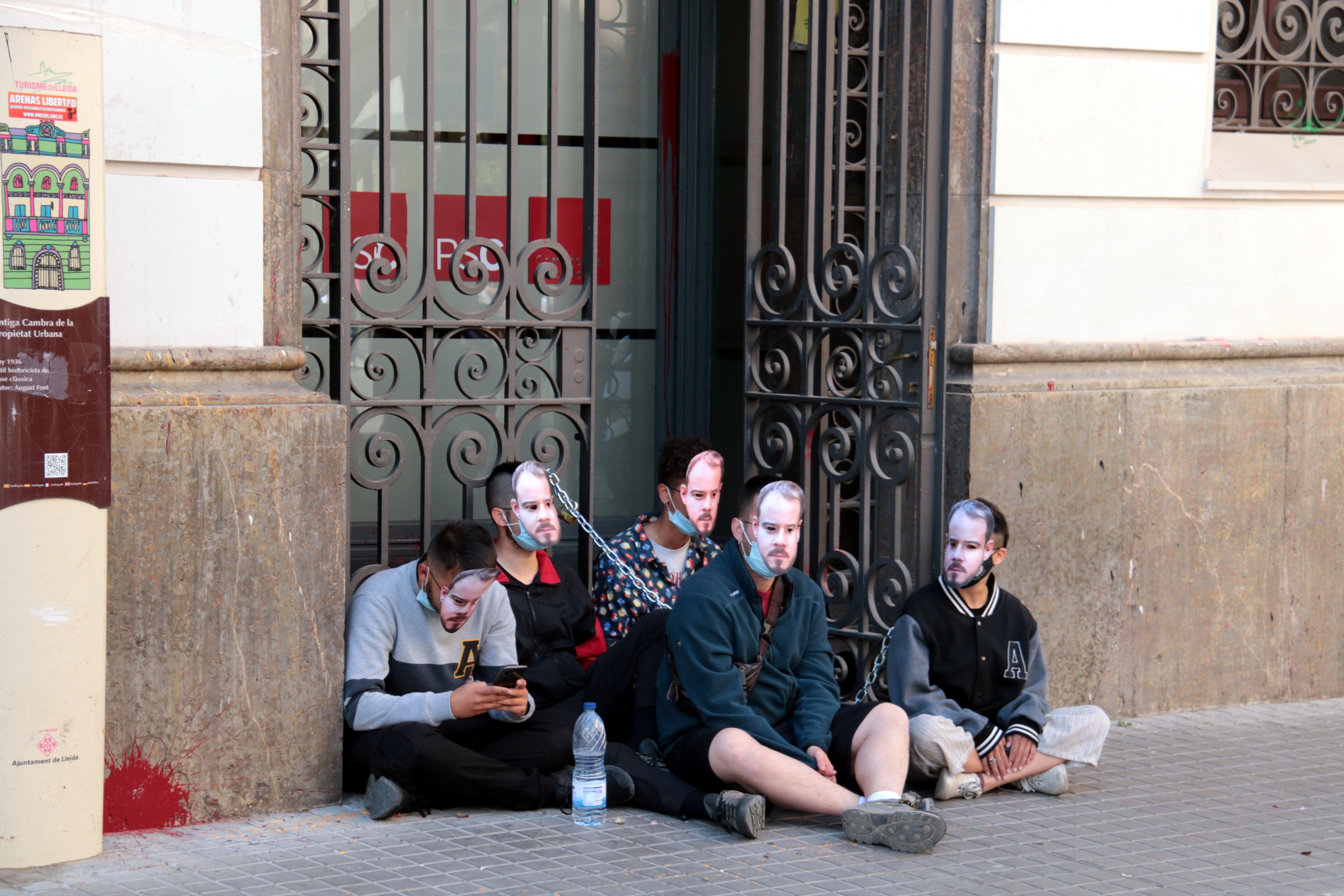 Cinco activistas pro-Hasél se encadenan y pintan la sede del PSC de Lleida