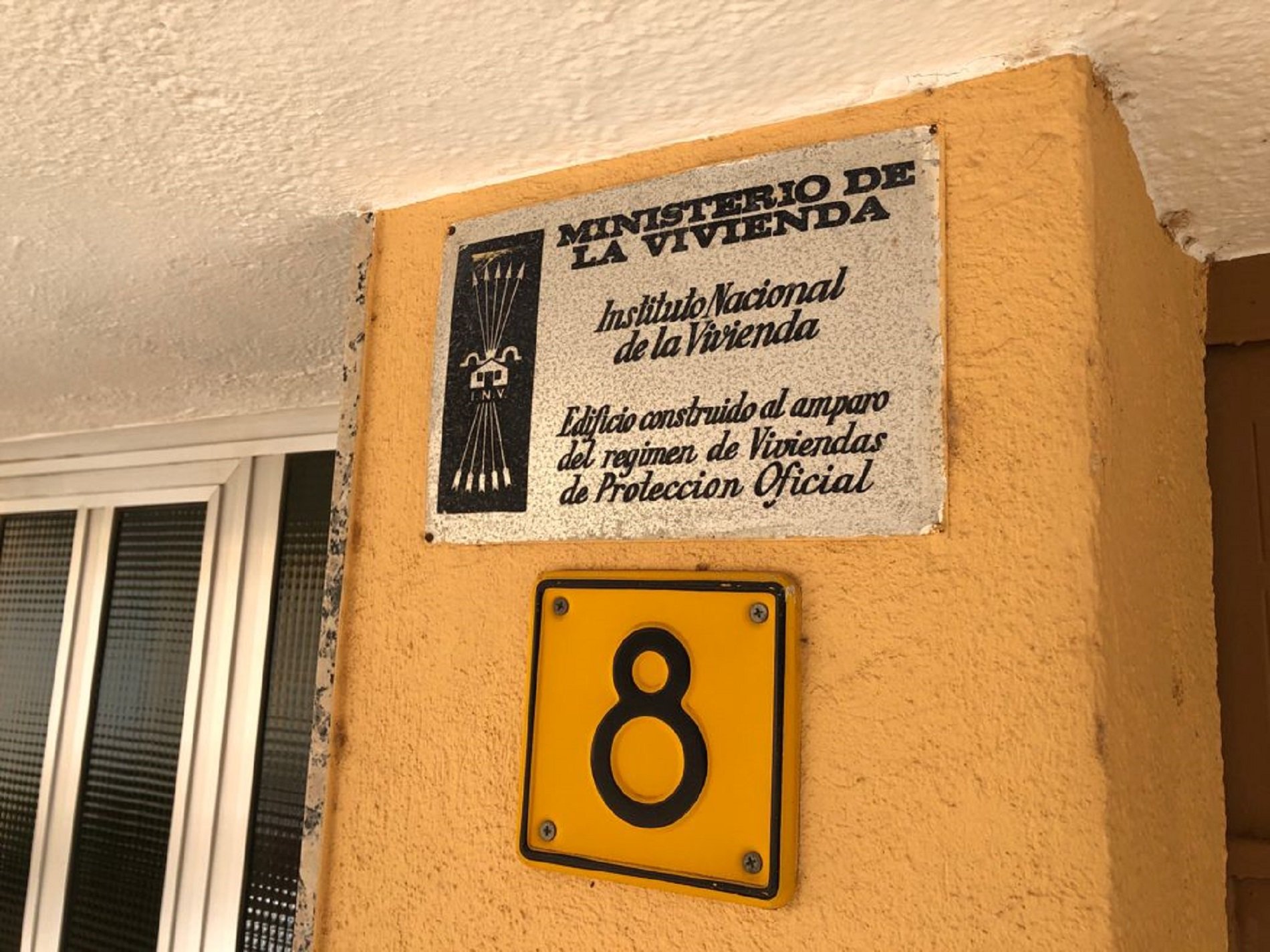 Sant Carles de la Ràpita retira 13 placas con simbología franquista