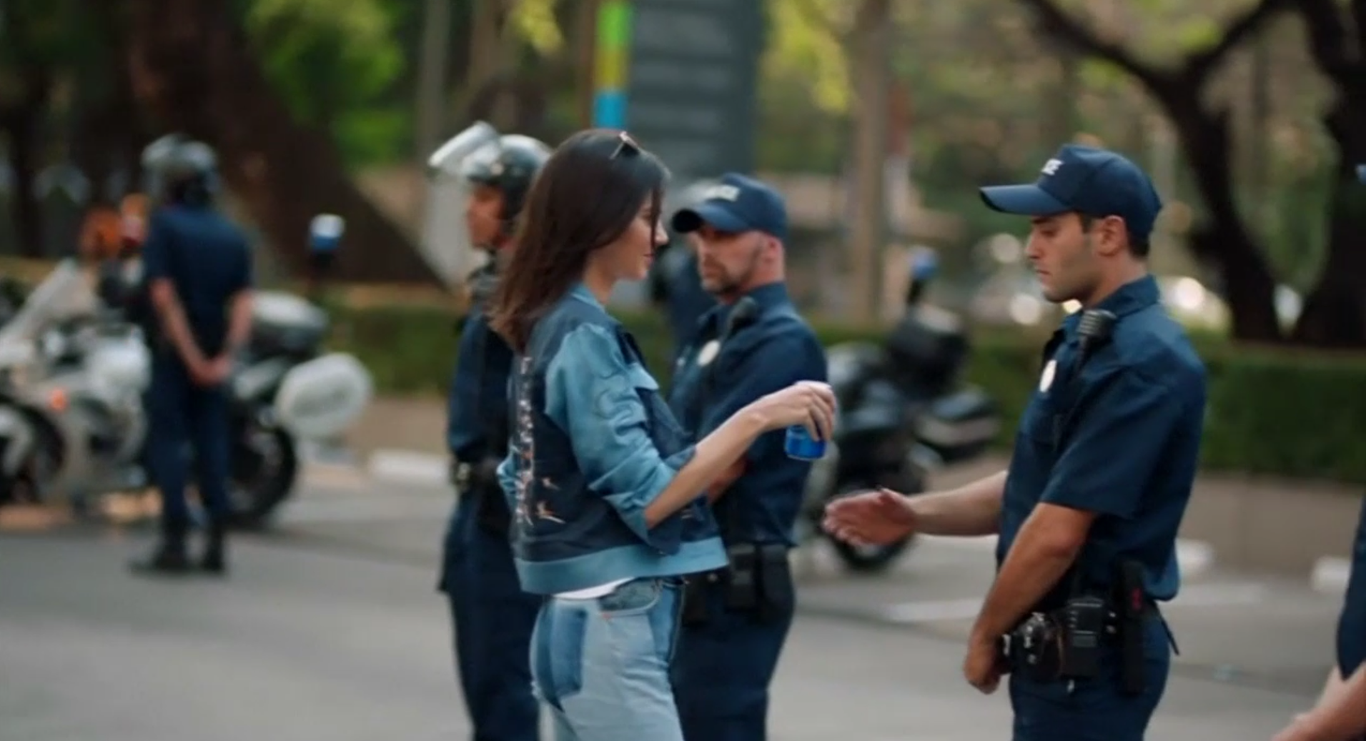 Pepsi retira un anunci titllat de frívol amb el racisme