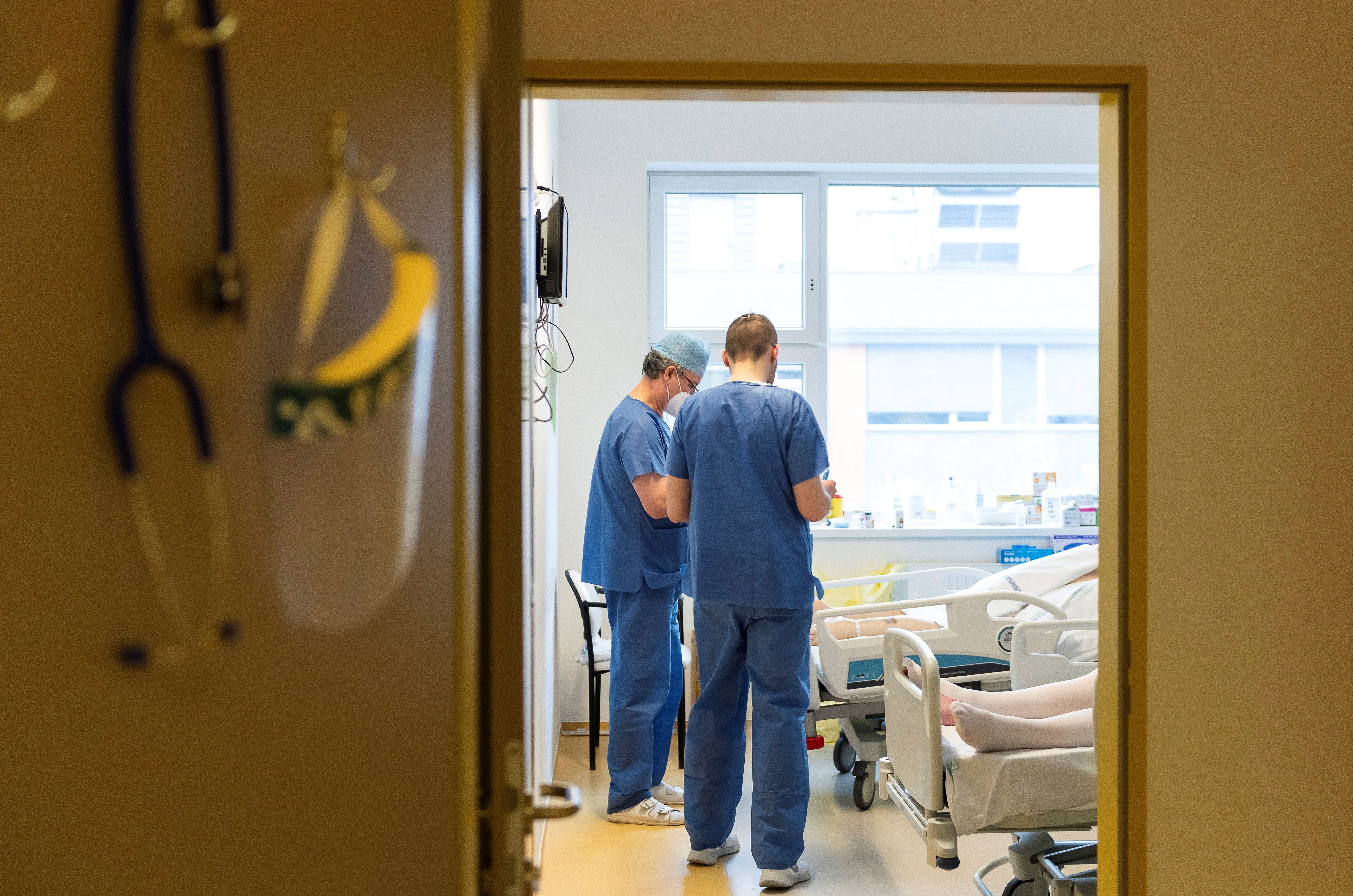 La Covid avança: més contagis i més ingressos als hospitals i les UCI