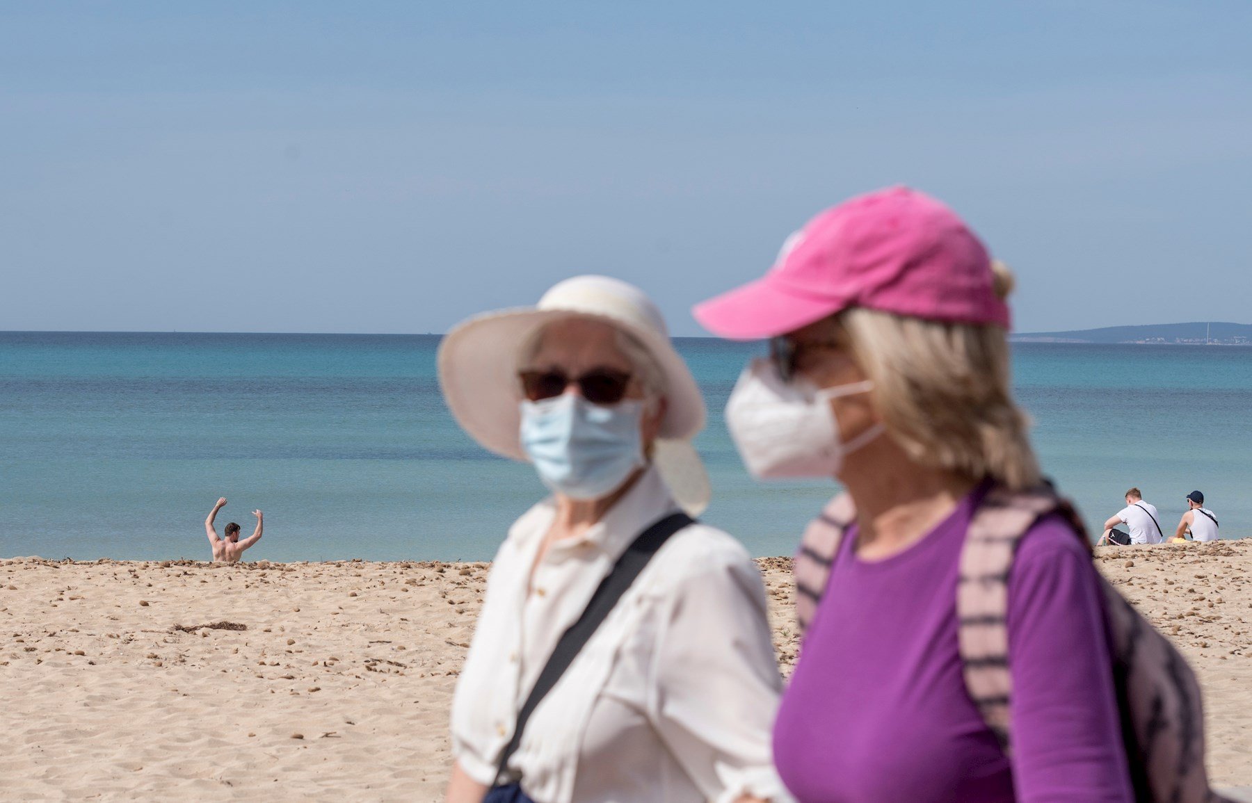 El ministerio rectifica: ahora propone mascarilla en la playa sólo para pasear