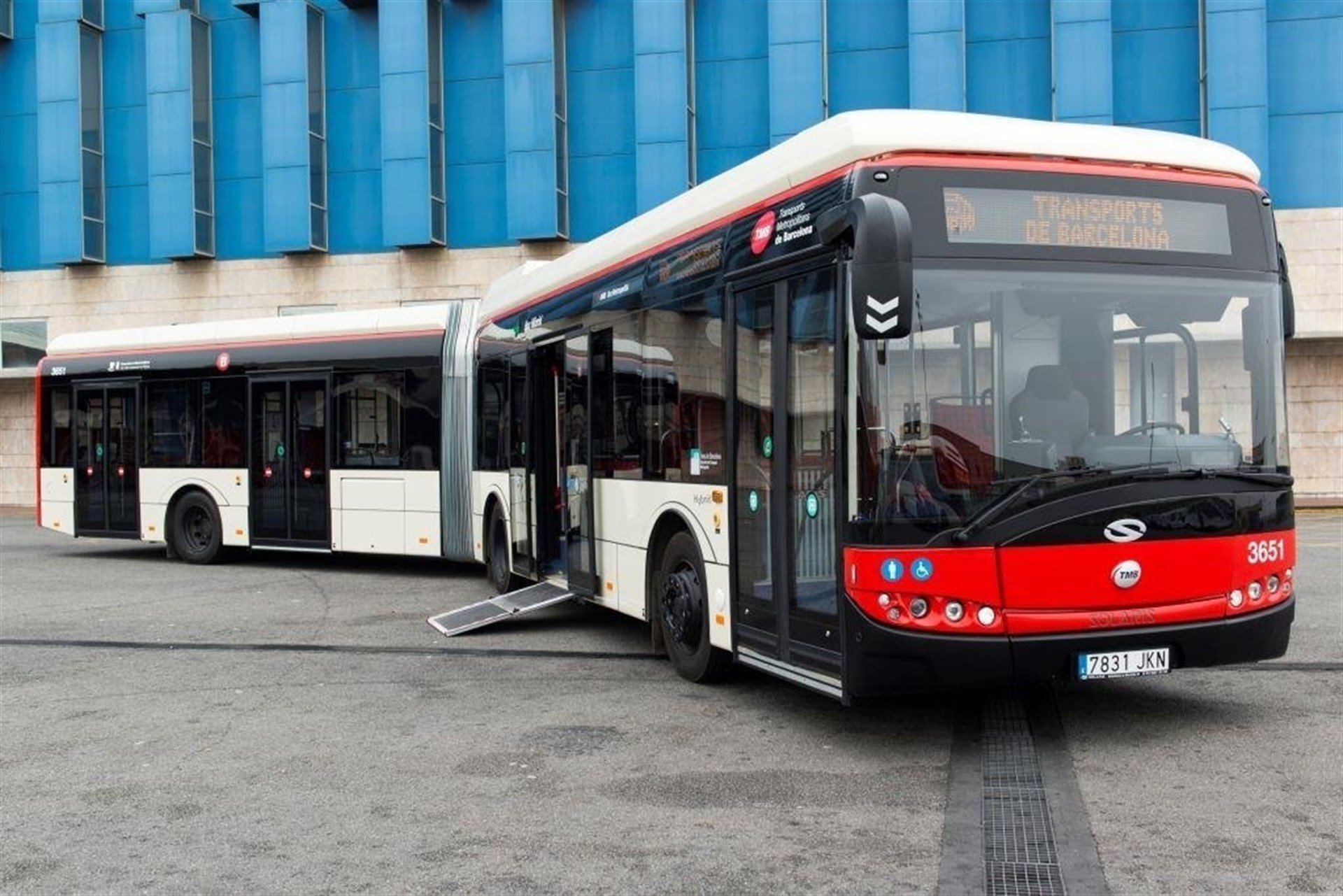 TMB compra 76 autobusos per renovar la seva flota, 62 d'ells híbrids