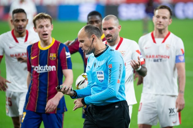 Matad Lahoz Barca Sevilla De Jong Europa Press Matad Lahoz Barca Sevilla De Jong Europa Press