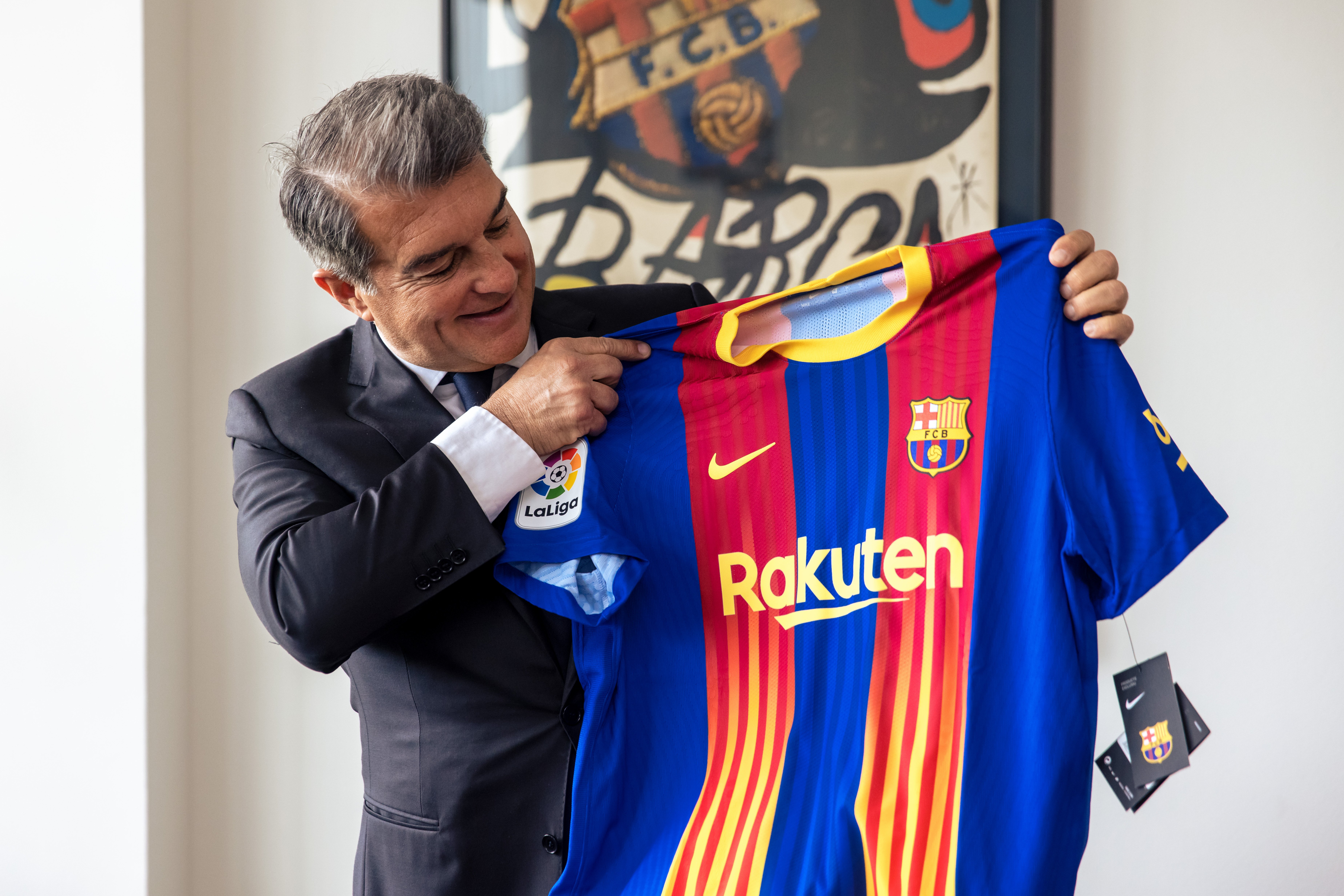 La reacció de Laporta en veure la samarreta del Barça amb la senyera