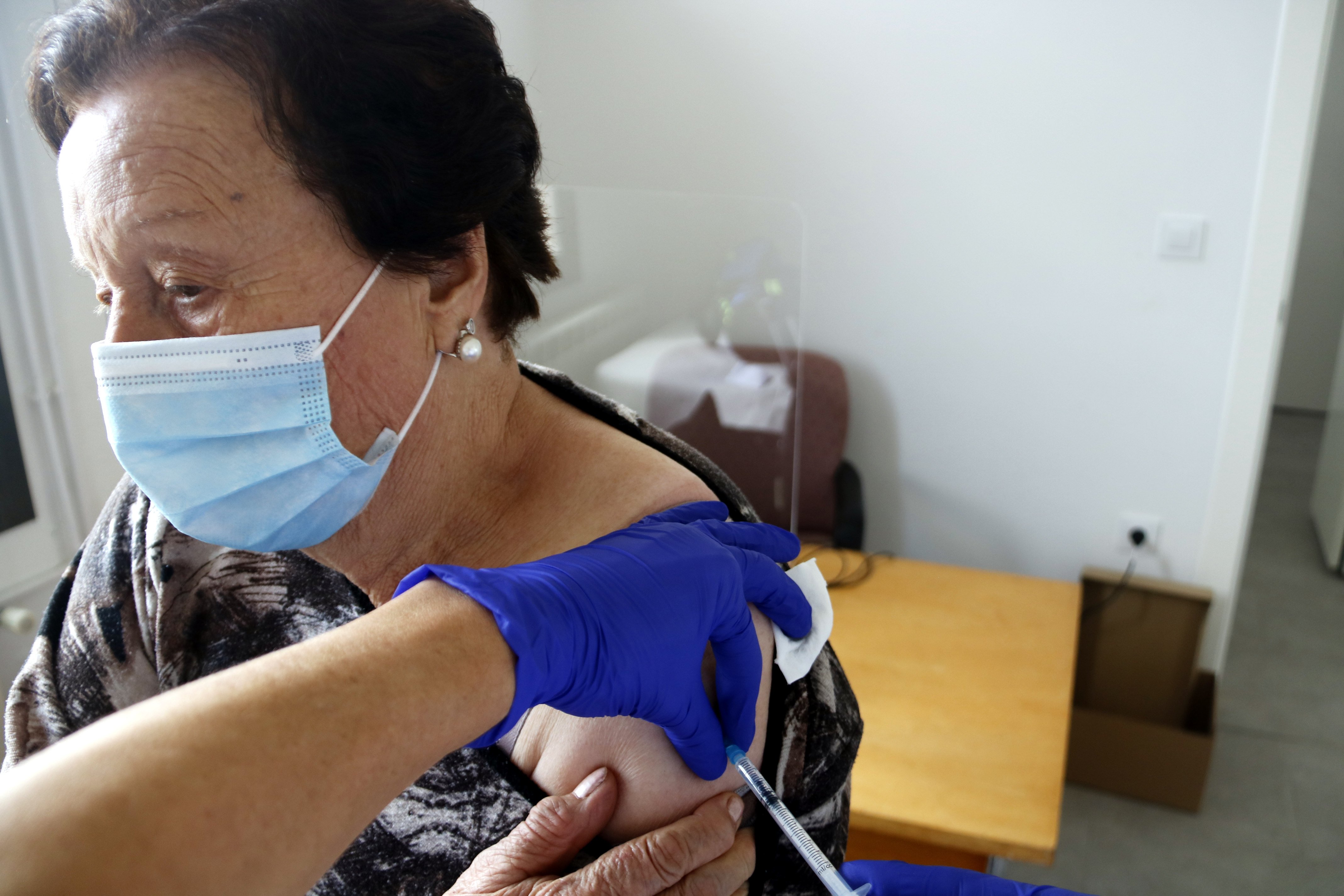 Les peripècies dels sanitaris per vacunar el món rural