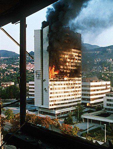 parlamento bosnia sarajevo asedio foto Mikhail Evstafiev