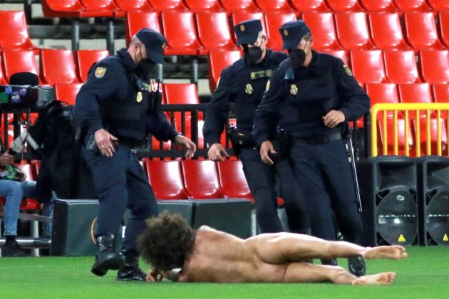 Hombre desnudo estirada Granada Manchester United EFE