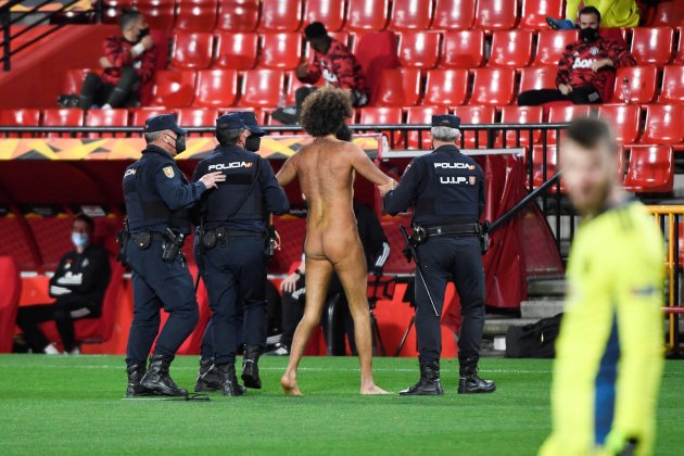 Policía hombre desnudo Granada Manchester United EFE