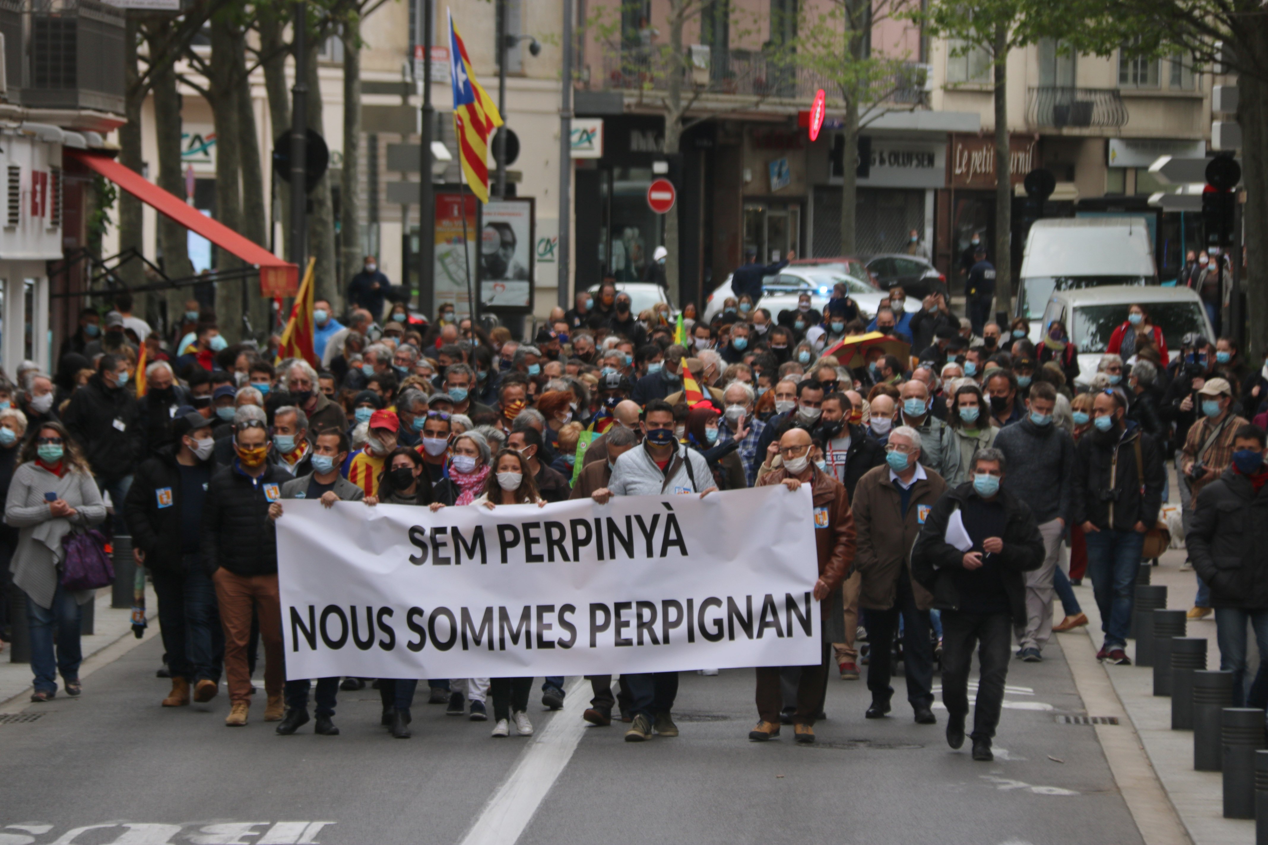 Manifestación en Perpinyà contra el logo que esconde la catalanidad