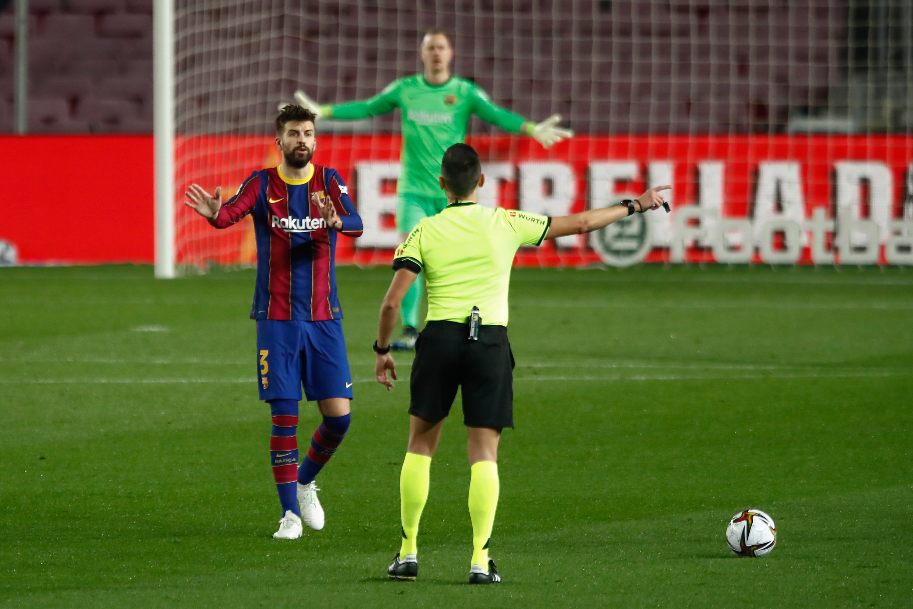 Piqué se las tiene con el árbitro Gil Manzano después del Clásico