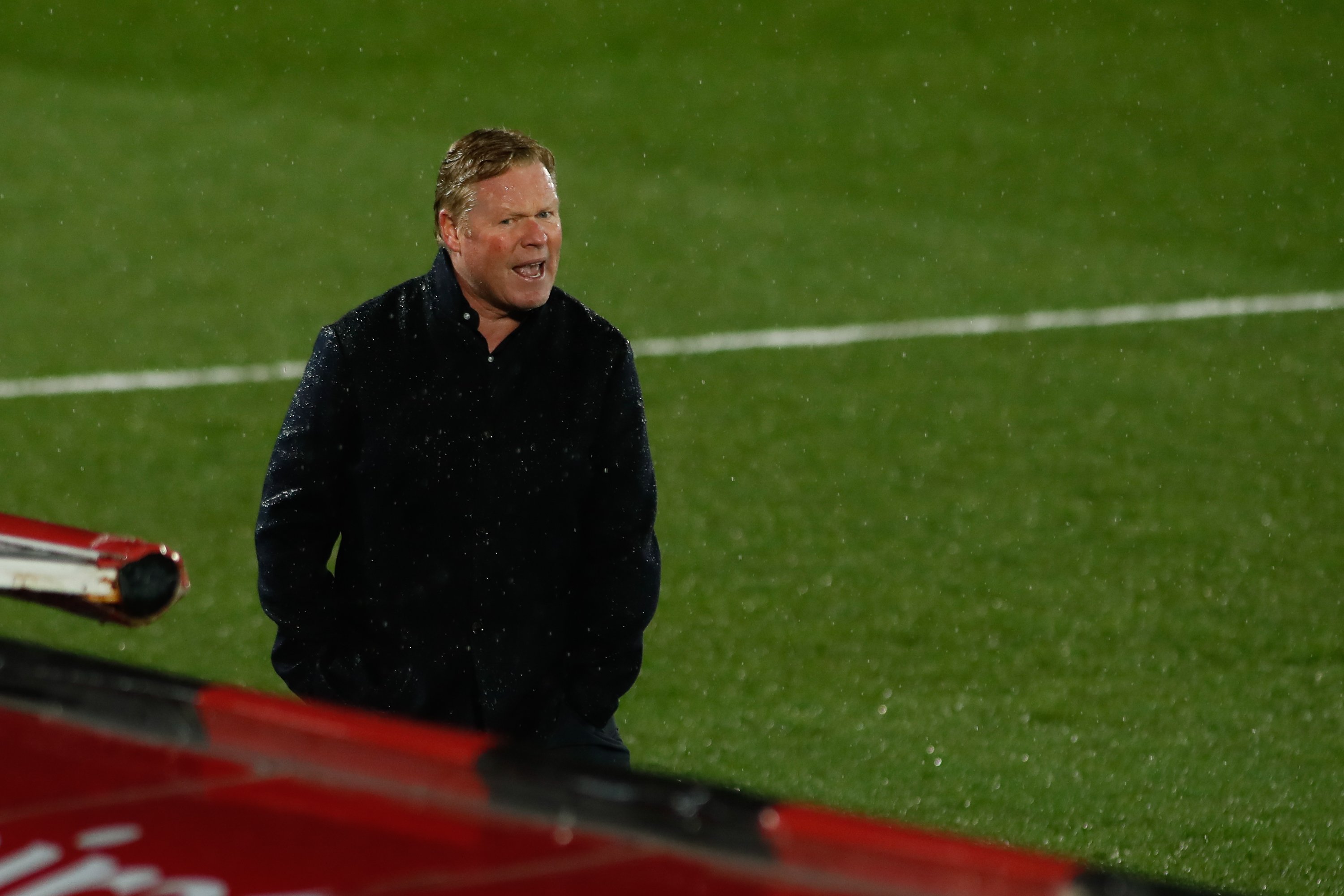 Koeman se irrita con la respuesta de un periodista de Madrid y lo deja plantado