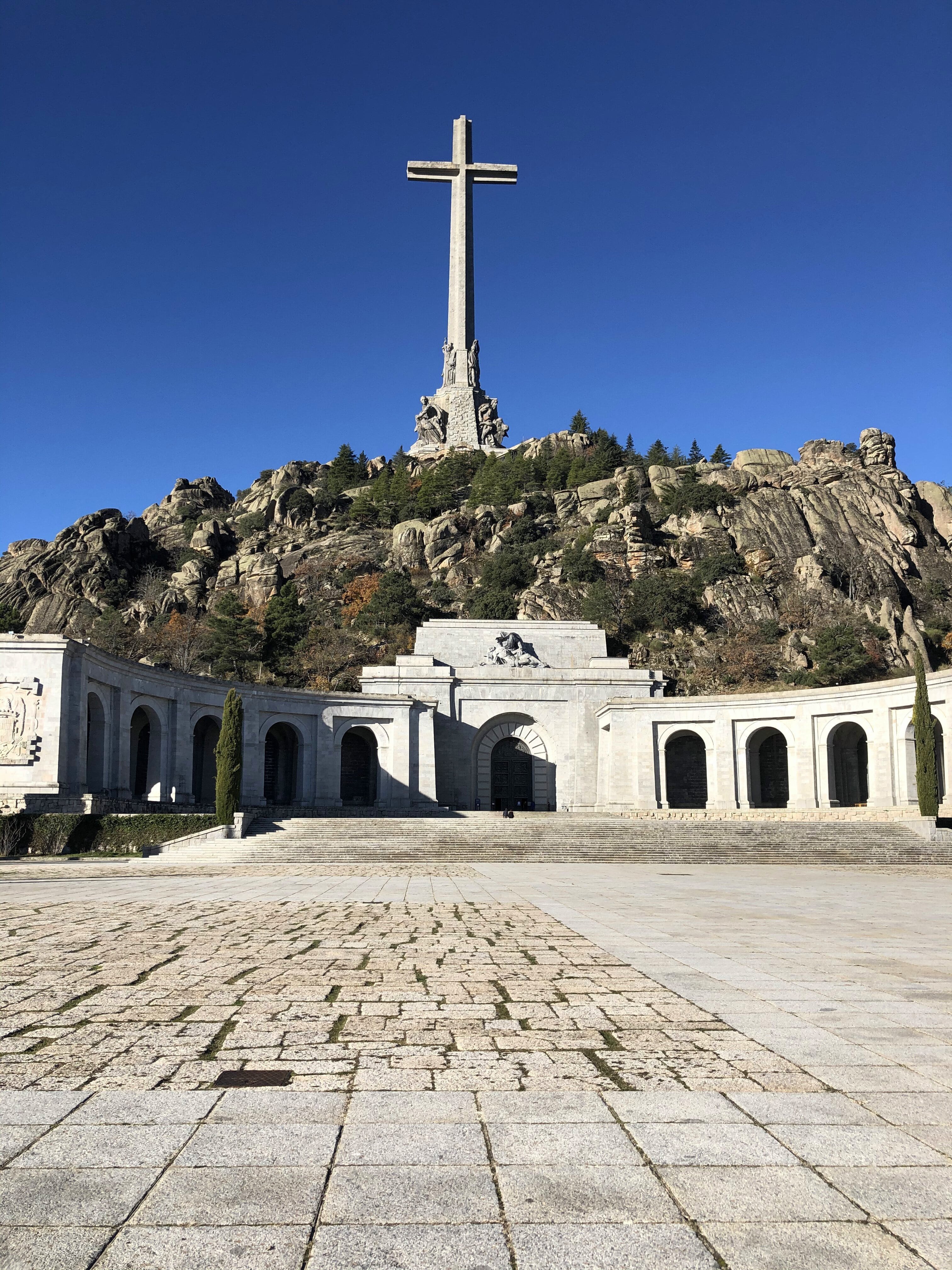 Casos de pederàstia al Valle de los Caídos: dos exalumnes de l'internat acusen sis monjos