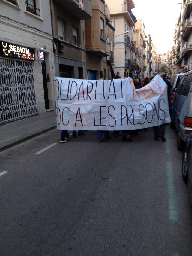Un centenar de persones es manifesten a Gràcia sota el lema "Foc a les presons"
