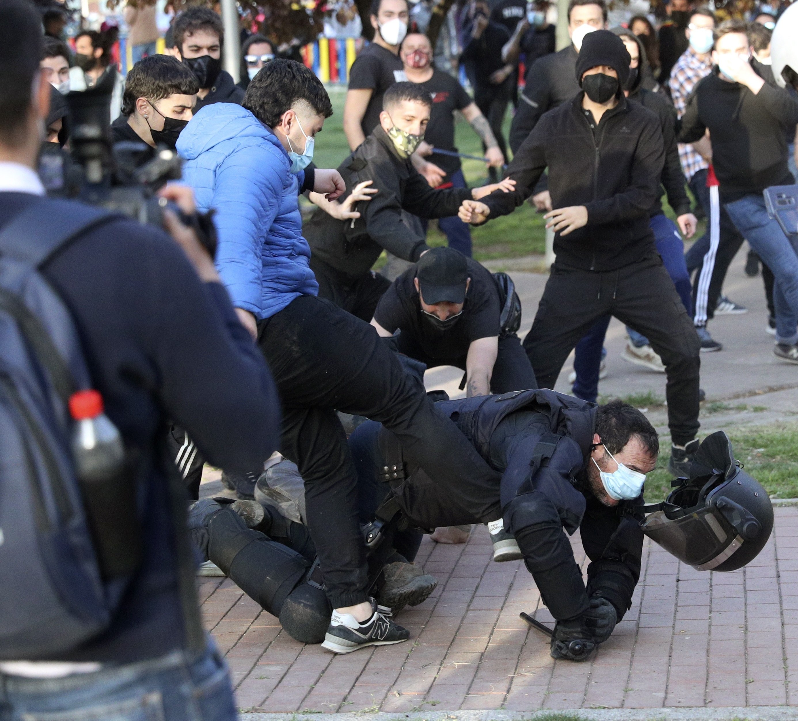 Detenido un joven por agredir a un policía en el mitin de Vox en Vallecas