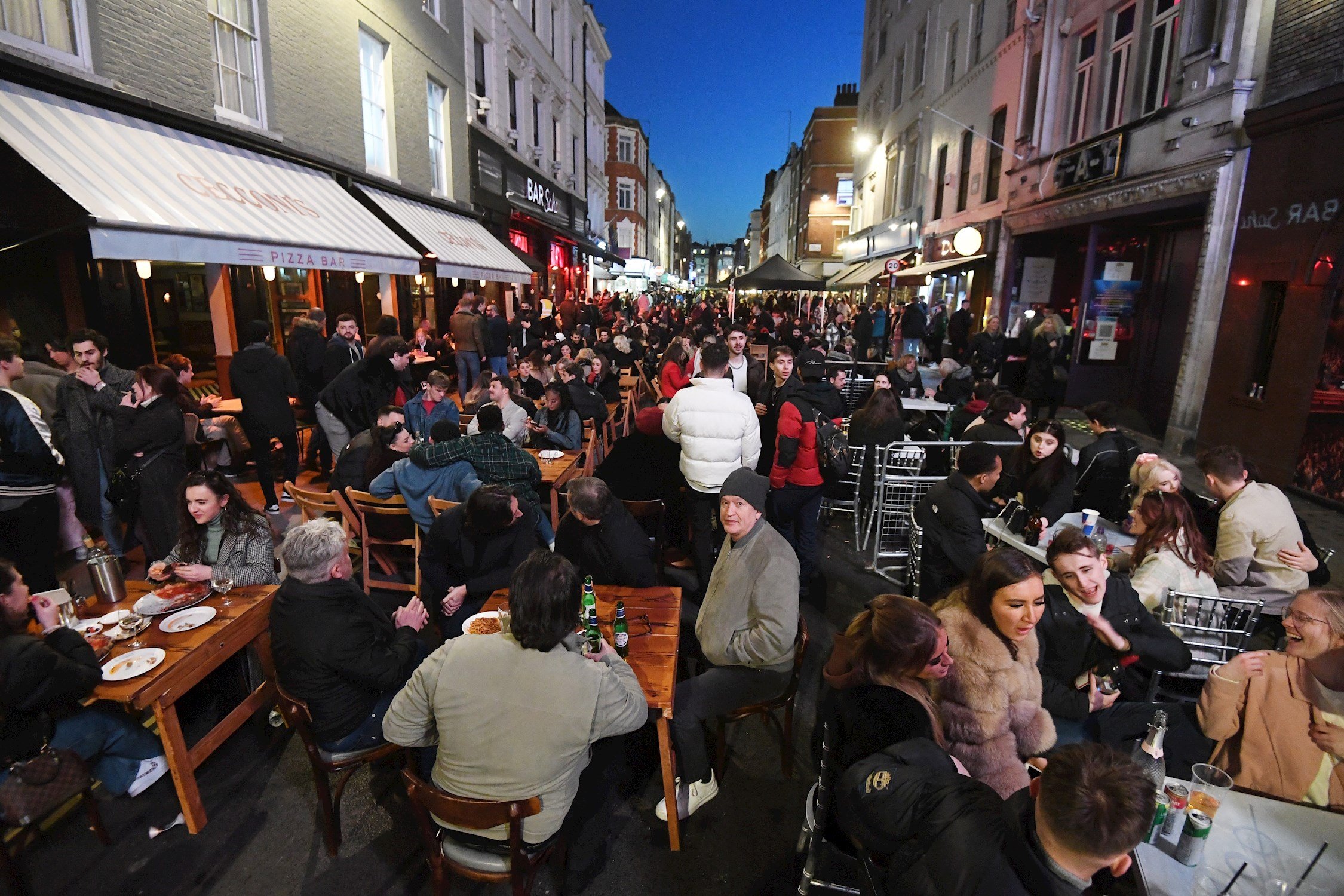 Calles abarrotadas en el Reino Unido el primer día de reapertura de los pubs