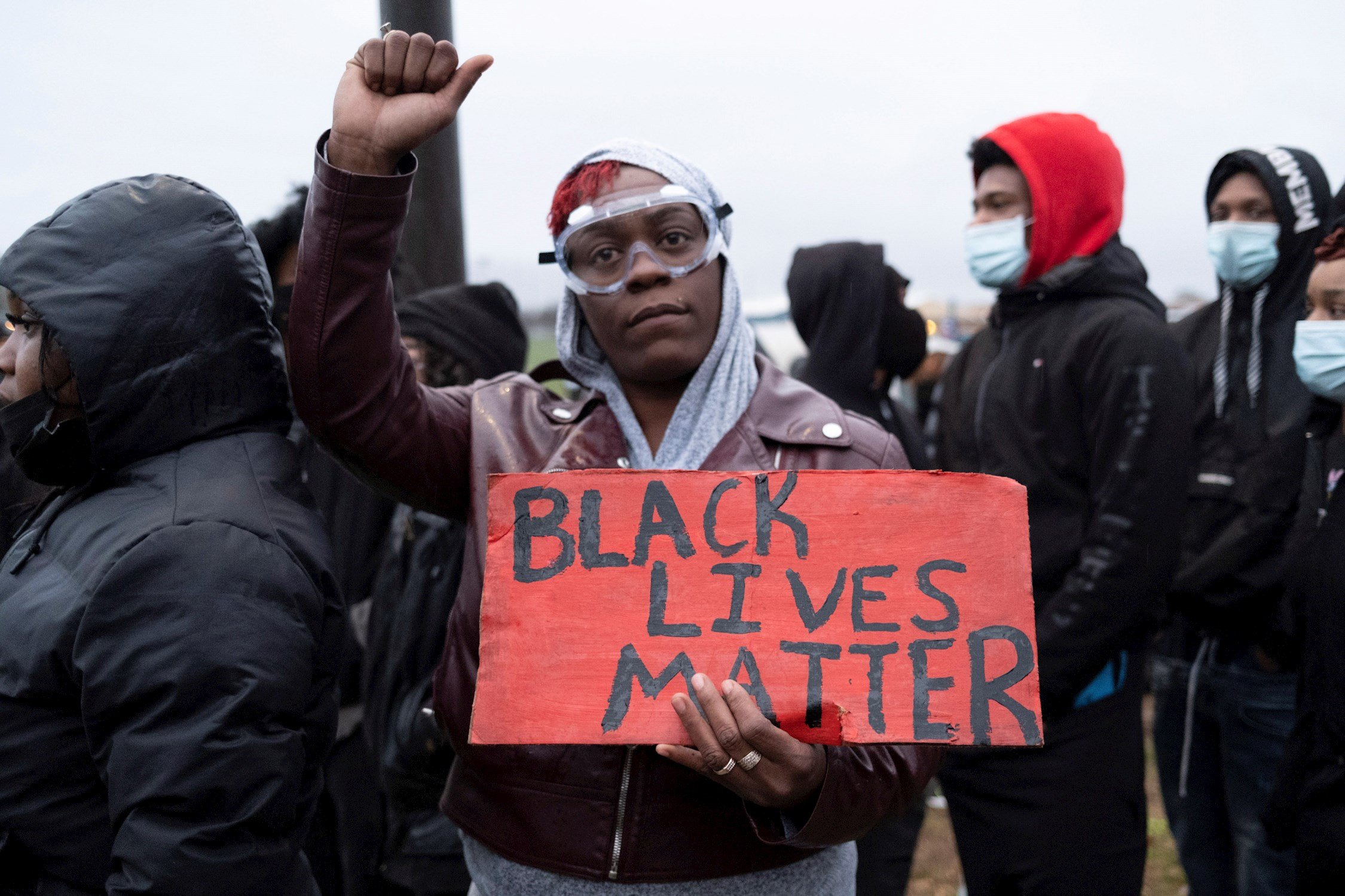 Tensión en Minneapolis: un joven negro muere de un tiro de la policía