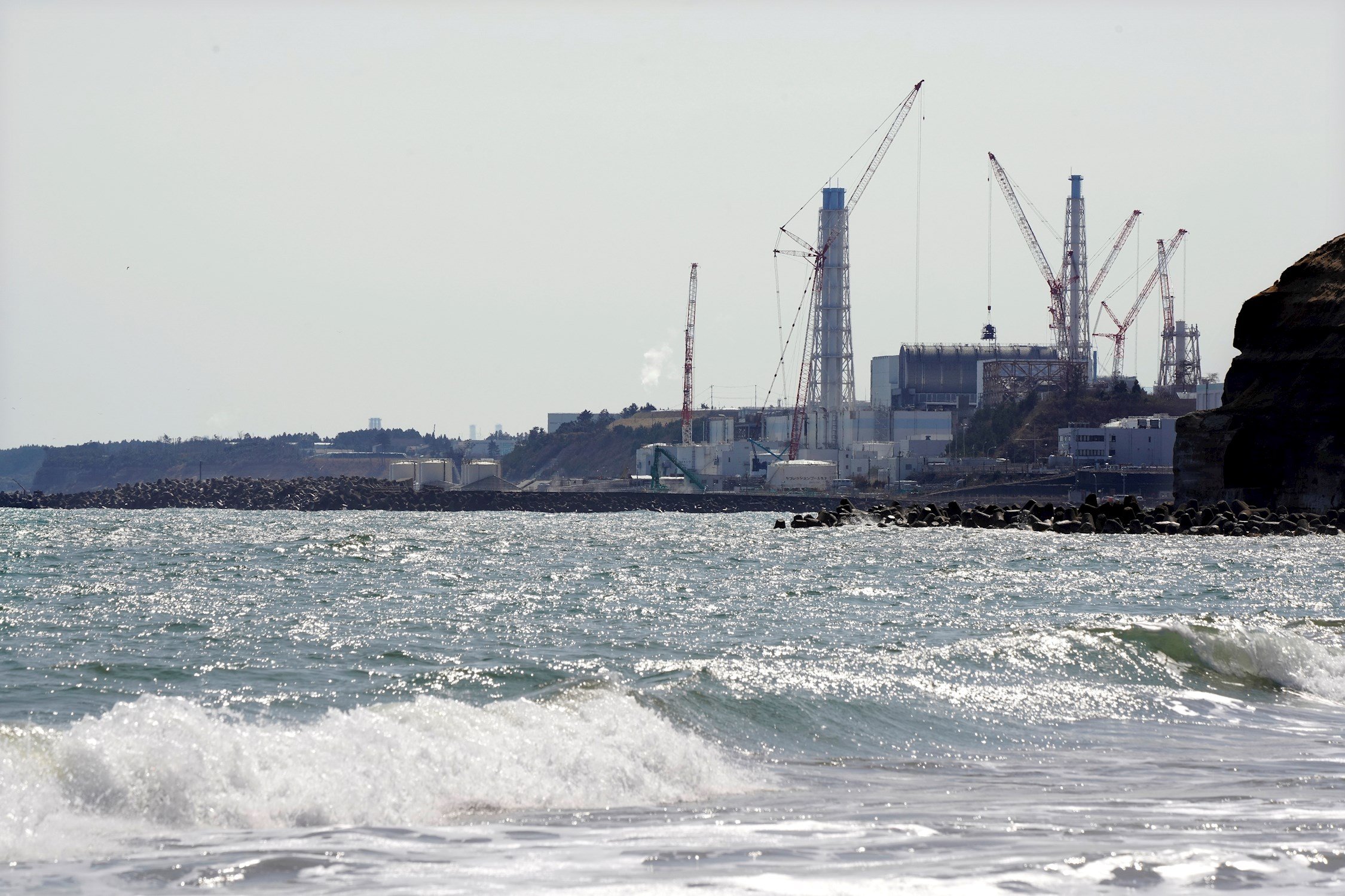 Japón vertirá al Pacífico el agua procesada de la central de Fukushima